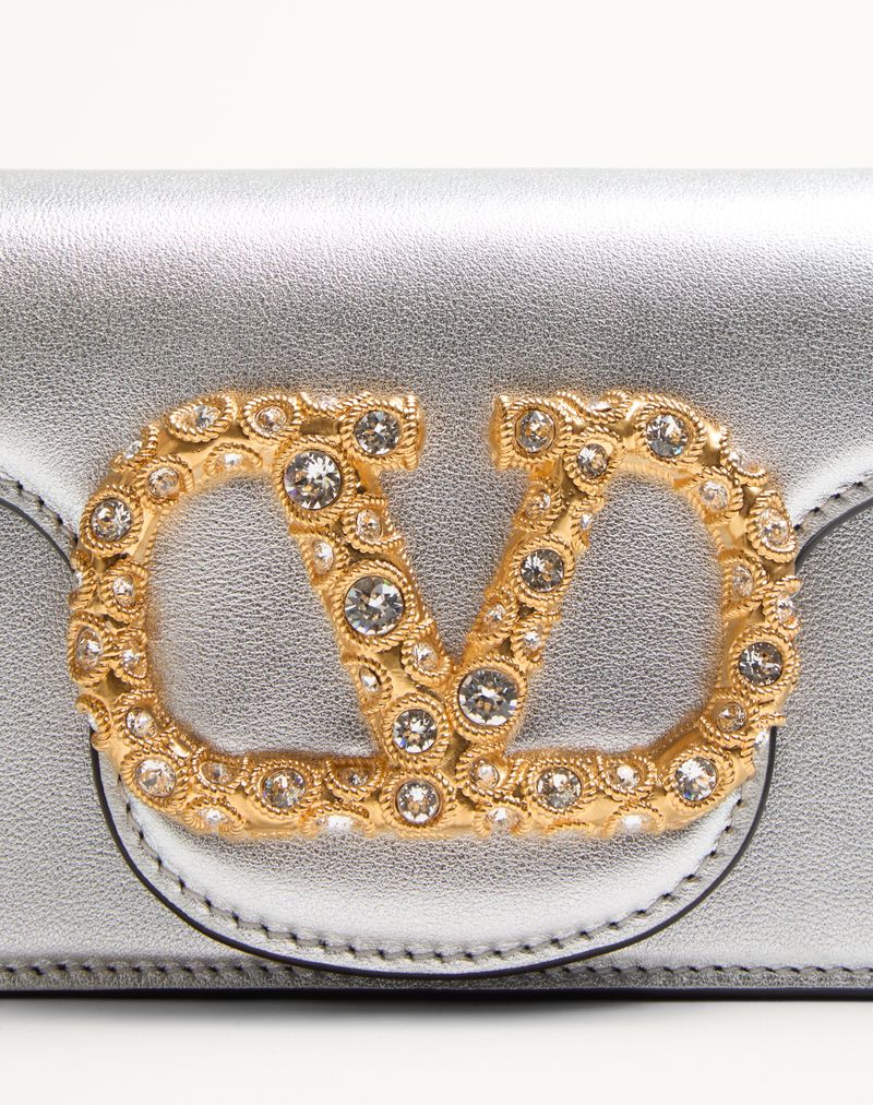 Bolsa de ombro pequena Valentino Garavani Locò em couro de bezerro laminado com logotipo de joia.