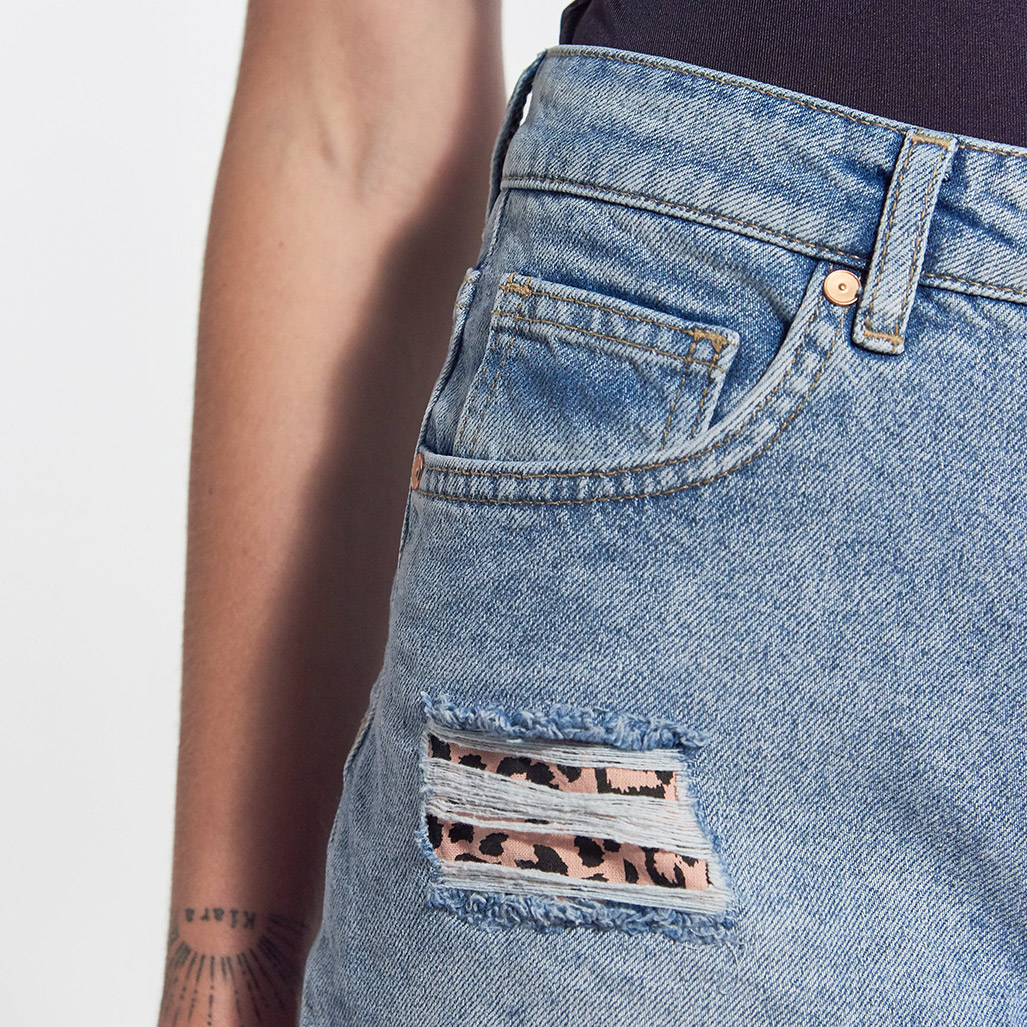 FLAP  Short en jean mom Femme avec bord effrangé & patchs léopard
