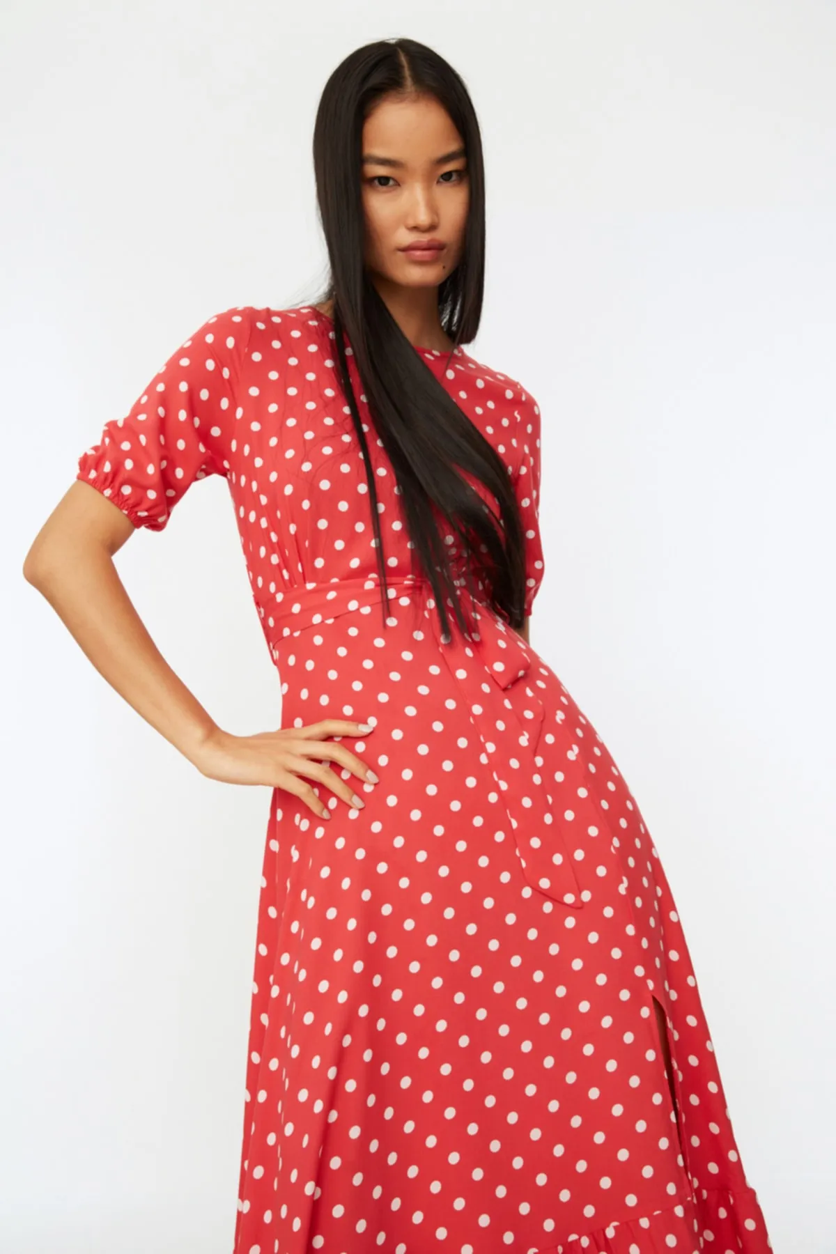 Trendyol Collection  Rotes gepunktetes Midi-Webkleid mit Rundhalsausschnitt und Gürtel TWOSS19XM0064
