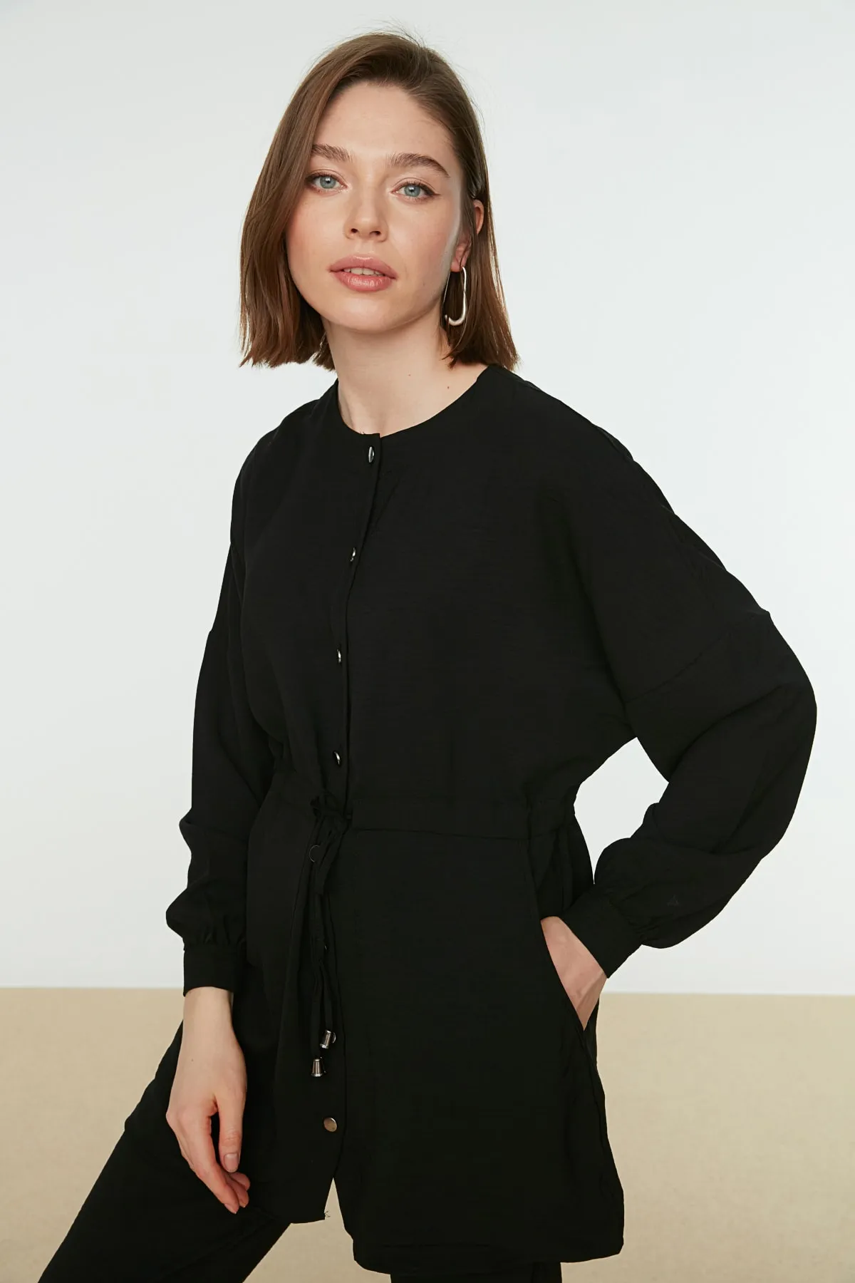 Trendyol Modest  Schwarzer gewebter Hemd-Hosen-Anzug mit Taillenschnürung TCTSS21AU0237
