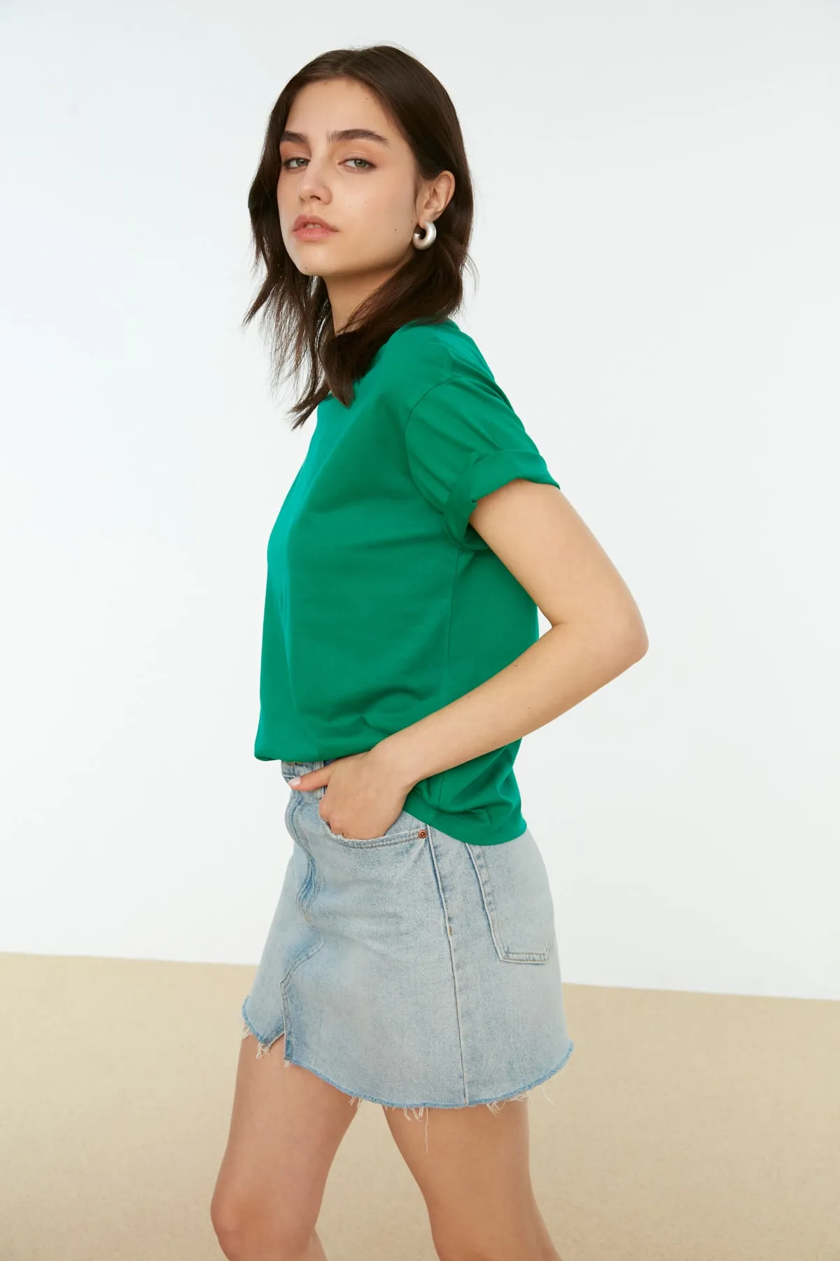 Trendyol Collection  Grünes Basic-Strick-T-Shirt aus 100 % Baumwolle mit Stehkragen TWOAW20TS0096