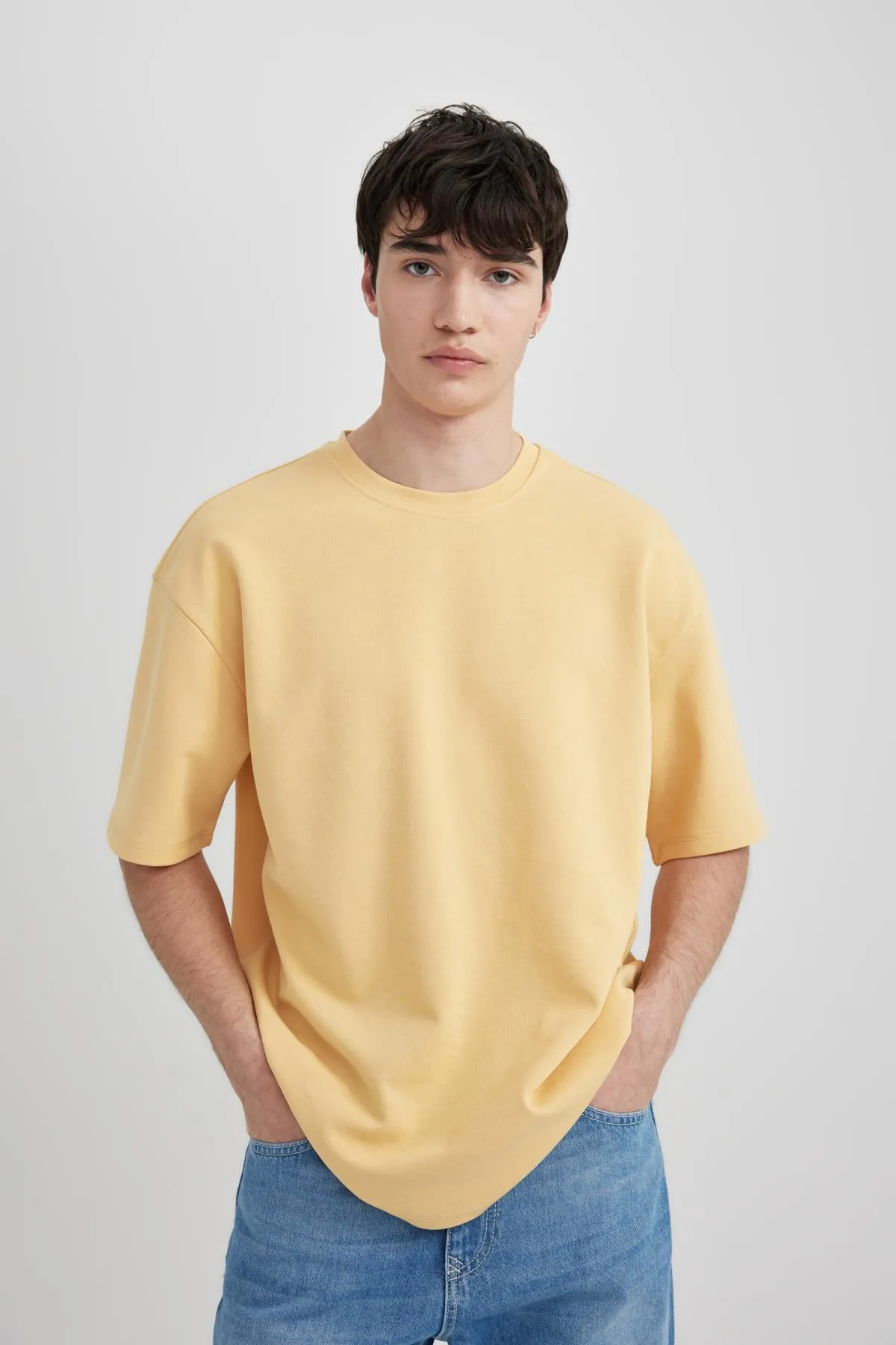 DeFacto  Schweres, übergroßes T-Shirt aus Rundhalsausschnitt, kurzärmlig, X3926az24sp