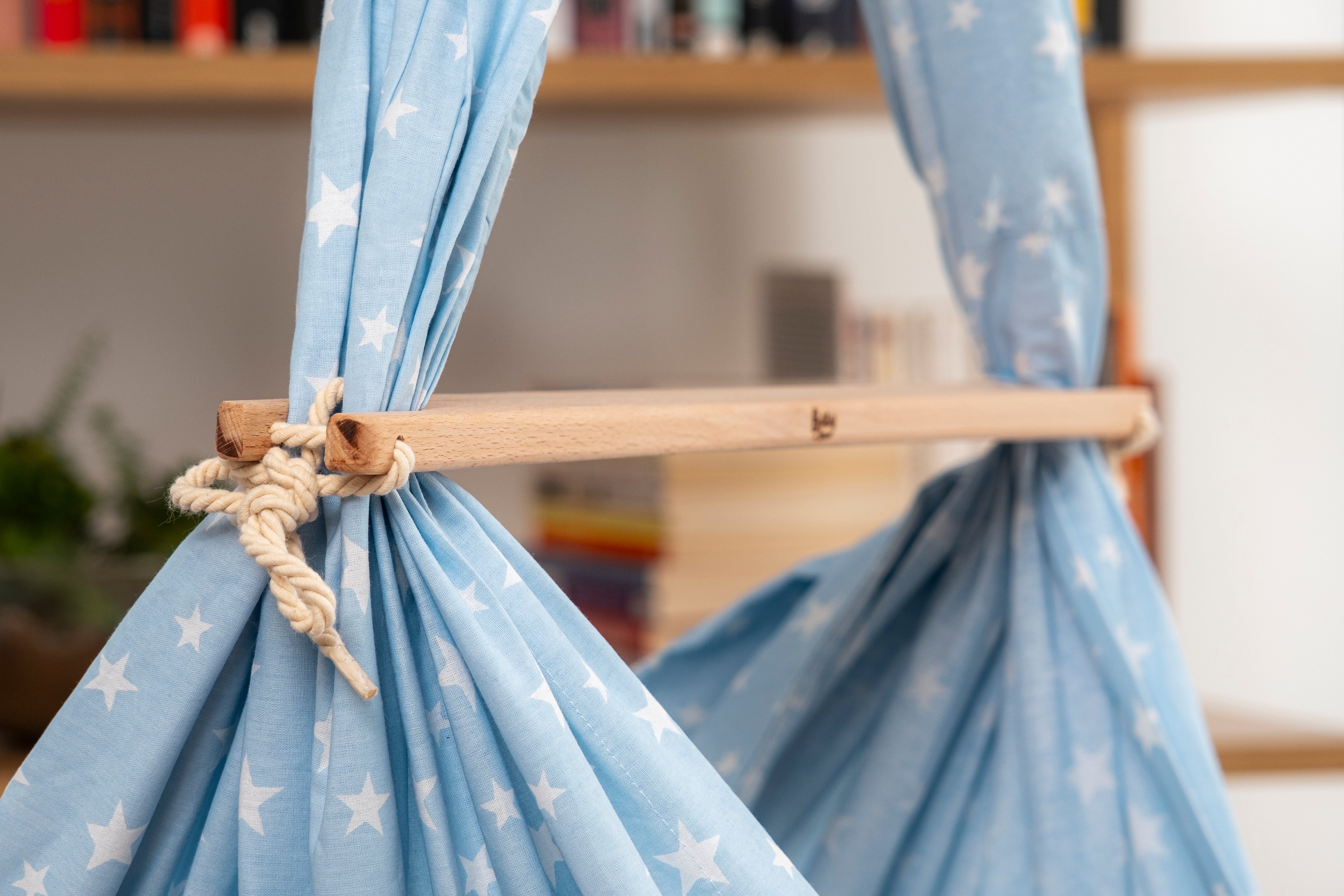 Teppich-Traum Federwippe Baby-Traum Federwiege für Neugeborene, waschbar, weiße Sterne blau