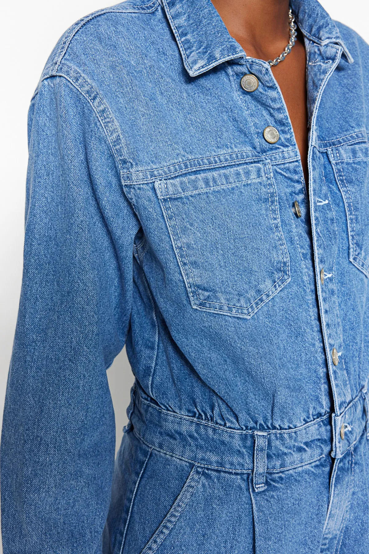 Trendyol Collection  Blauer Jeans-Jumpsuit mit Taillendetail TWOAW23TU00065