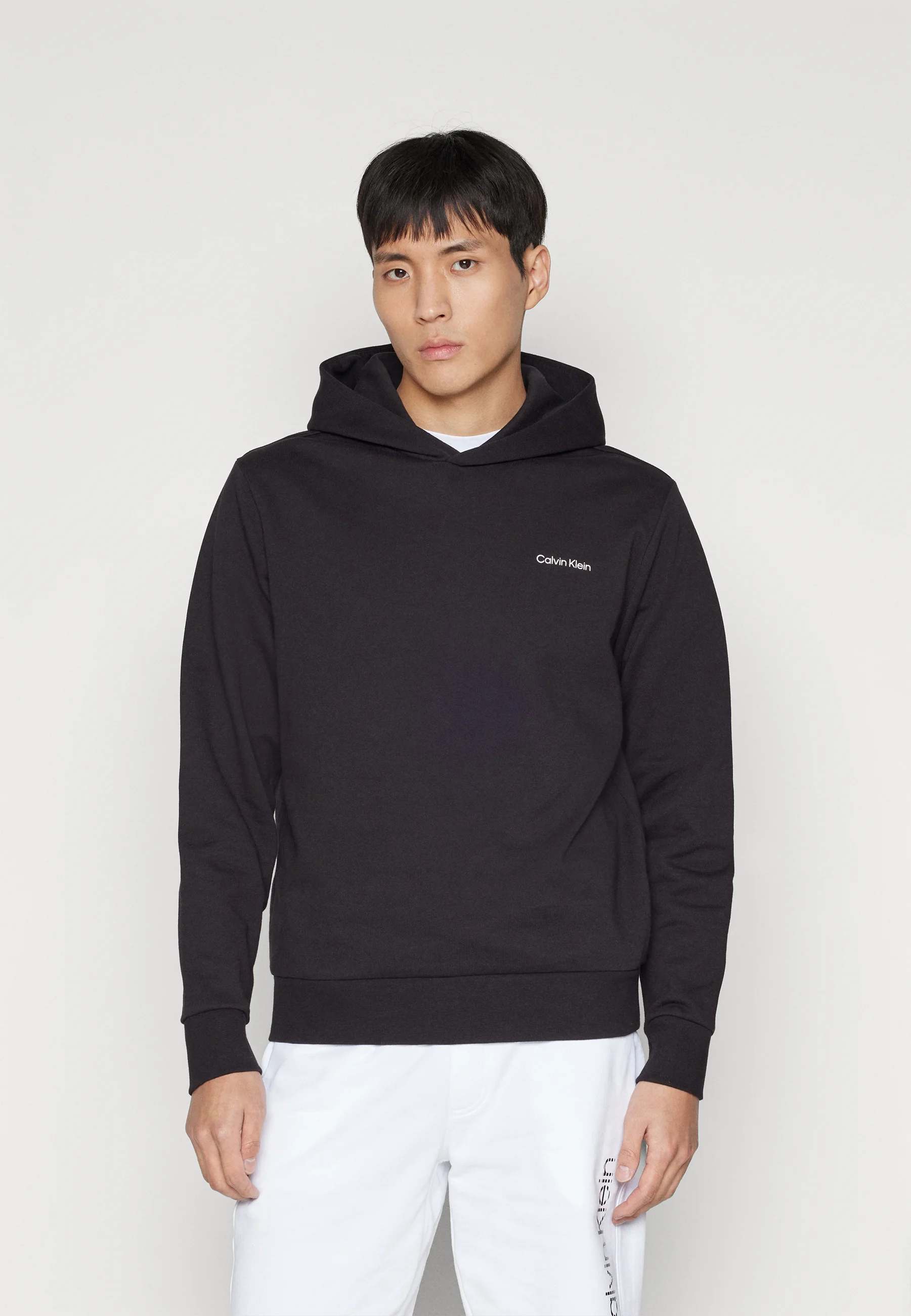 Sudadera con capucha Calvin Klein con logo en la espalda en ángulo