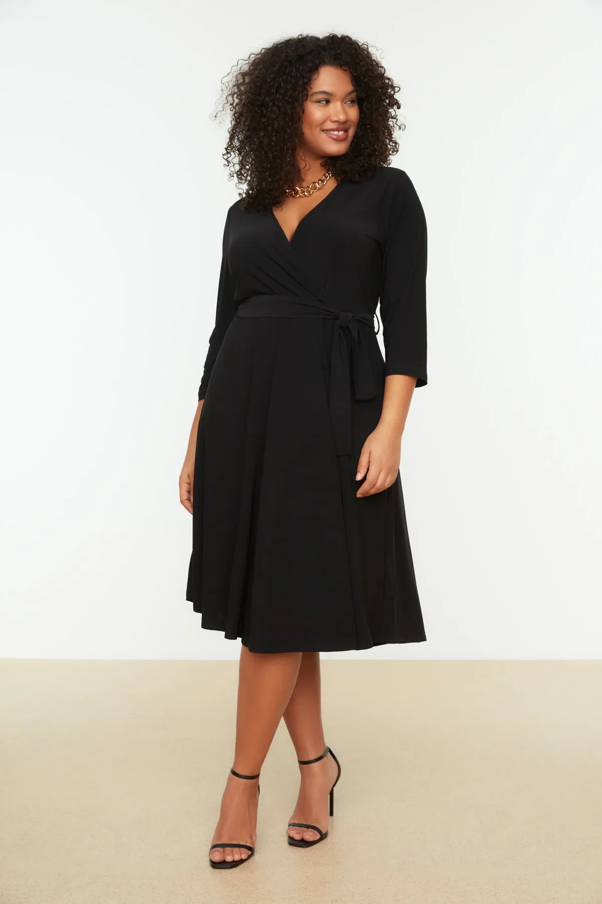 Trendyol Curve  Schwarzes A-Linien-Strickkleid mit Gürtel TBBSS22AH0176