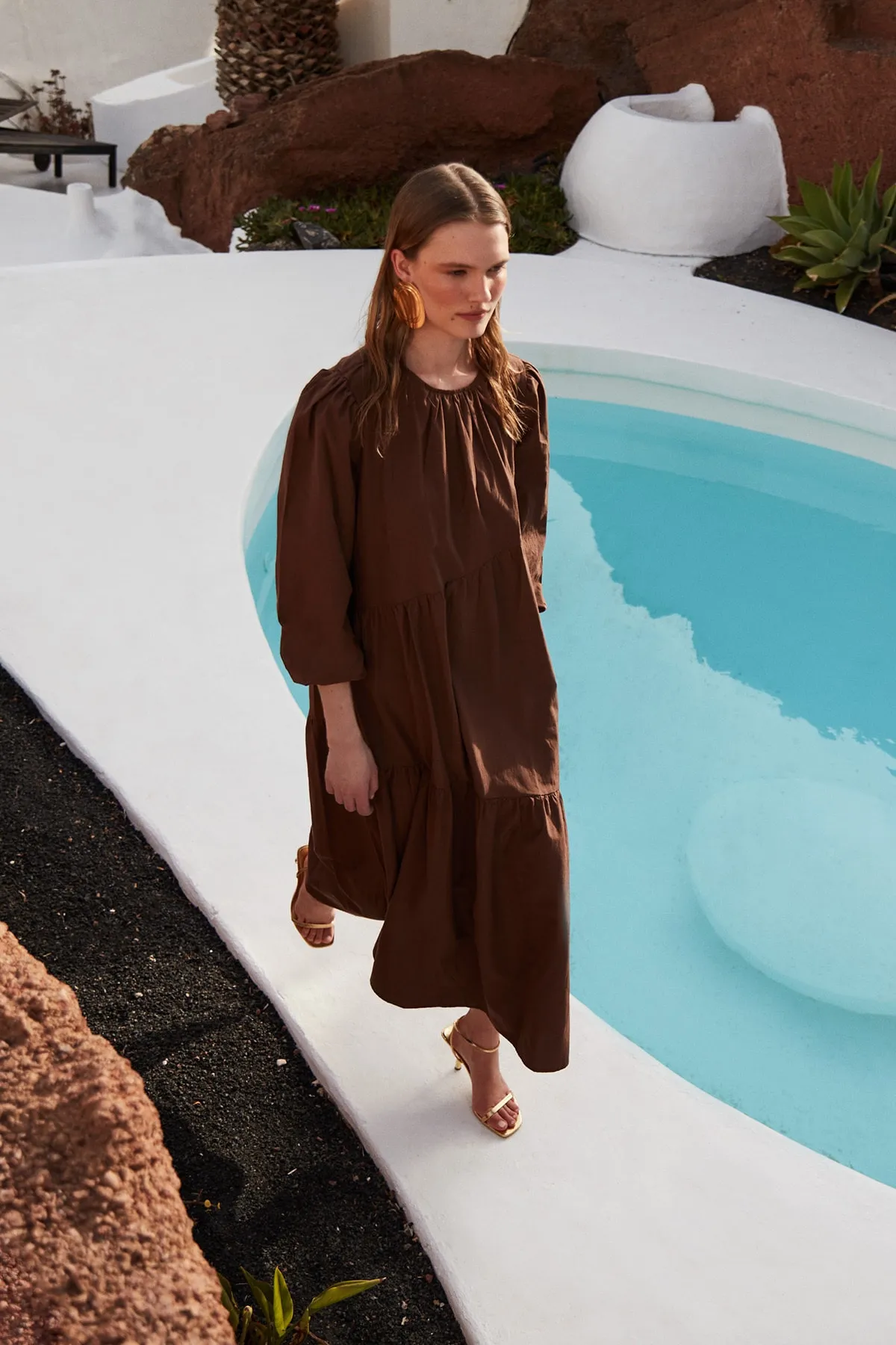 Trendyol Modest  Braunes, gerafftes Popeline-Gewebekleid mit Rundhalsausschnitt TCTSS21EL3470