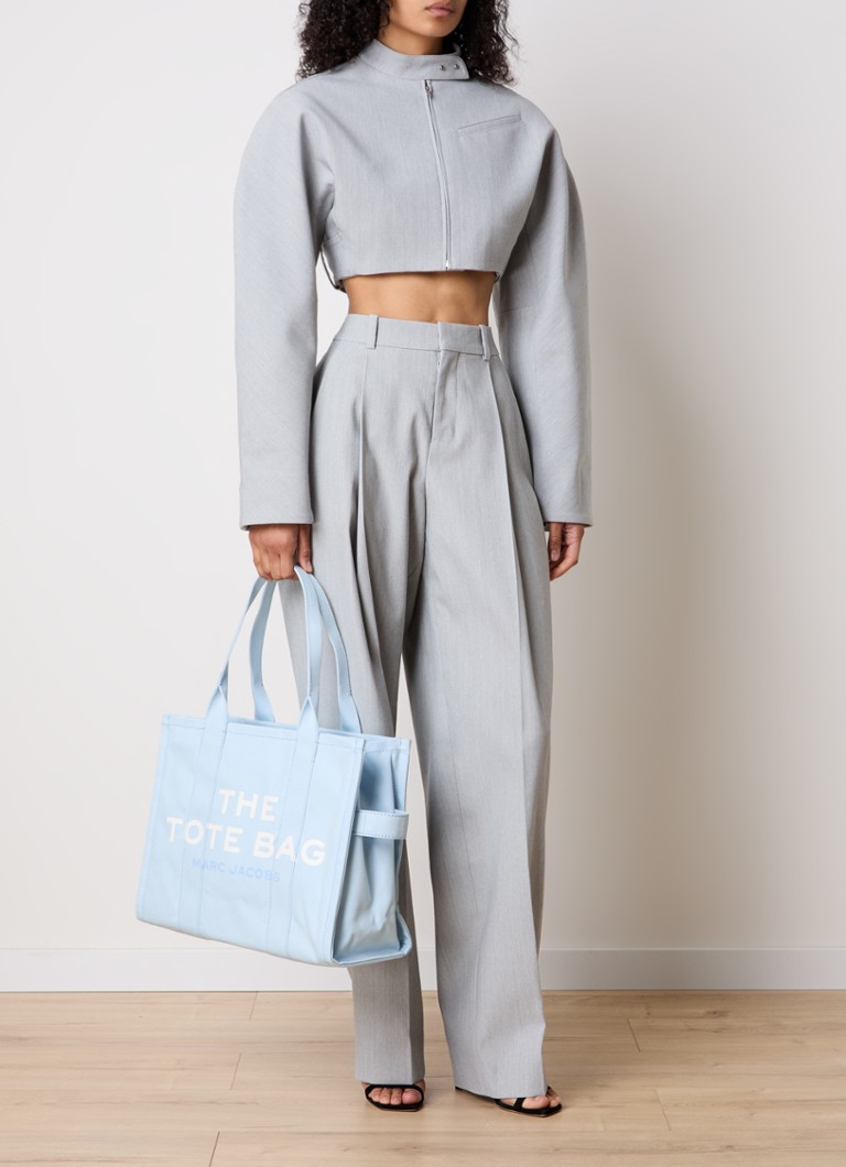 Duża torba typu tote marki Marc Jacobs wykonana z płótna z nadrukowanym logo.