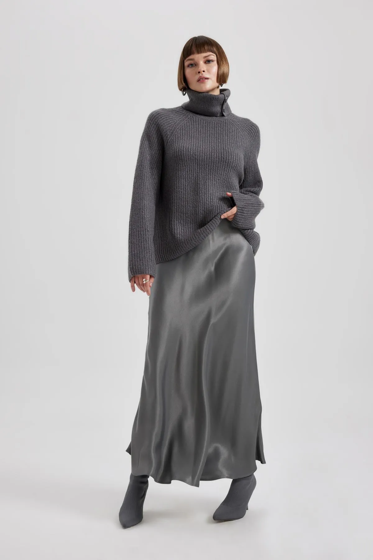 DeFacto  A-Linien-Midirock aus Satin mit normaler Taille B1867ax23au