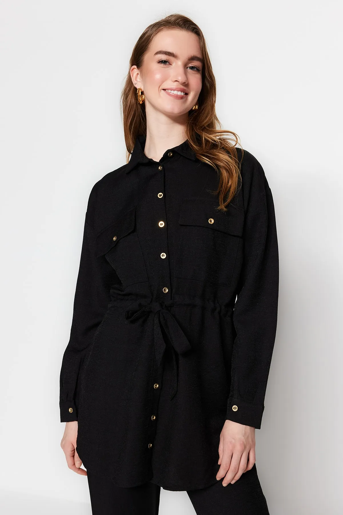 Trendyol Modest  Schwarzes Hemd-Hosen-Set in Leinenoptik mit Gürtel TCTSS23US00017