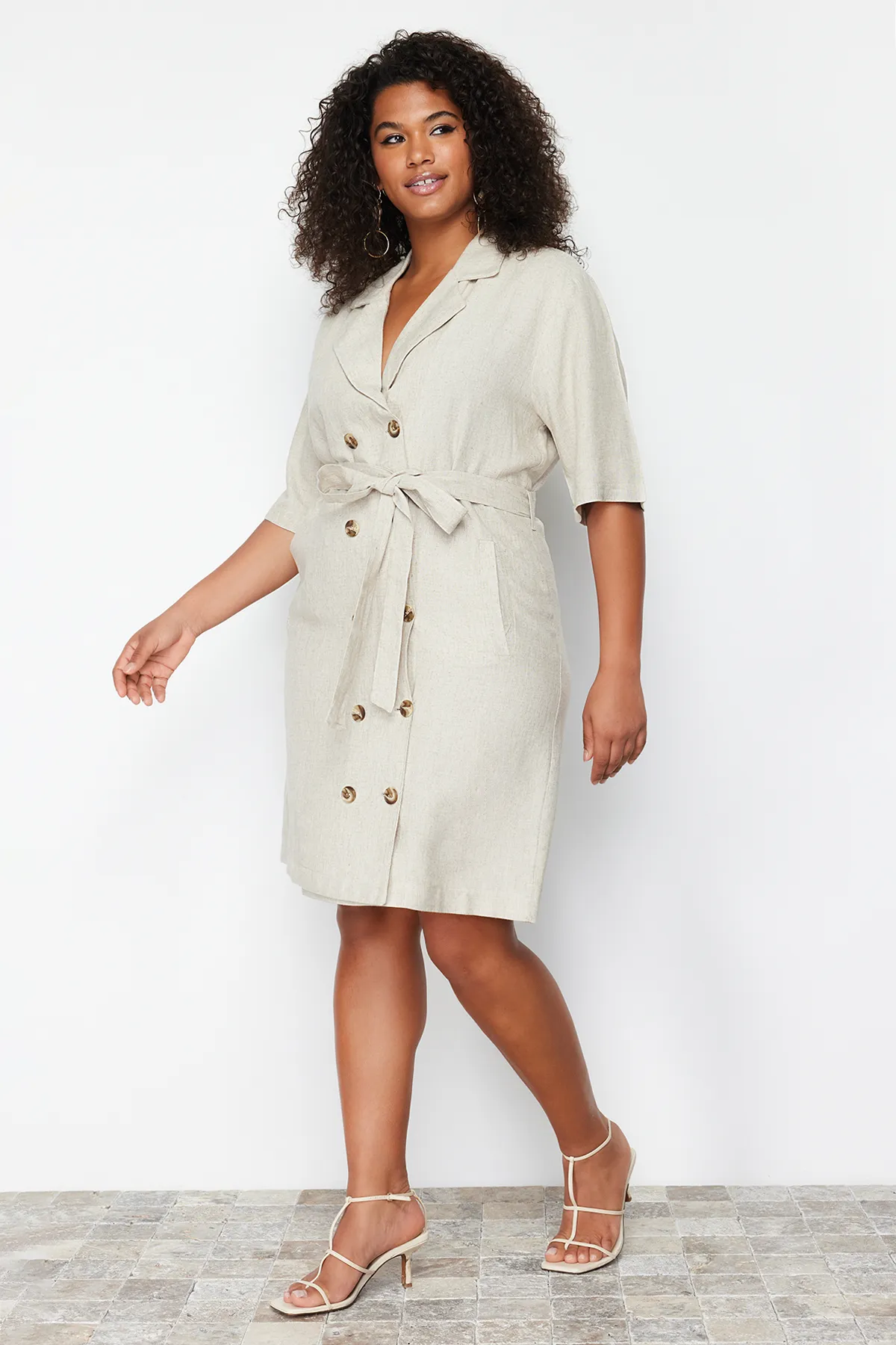 Trendyol Curve  Beigefarbenes Kleid aus gewebter Jacke mit zweireihigem Verschluss und Leinenmischung TBBSS24AH00068