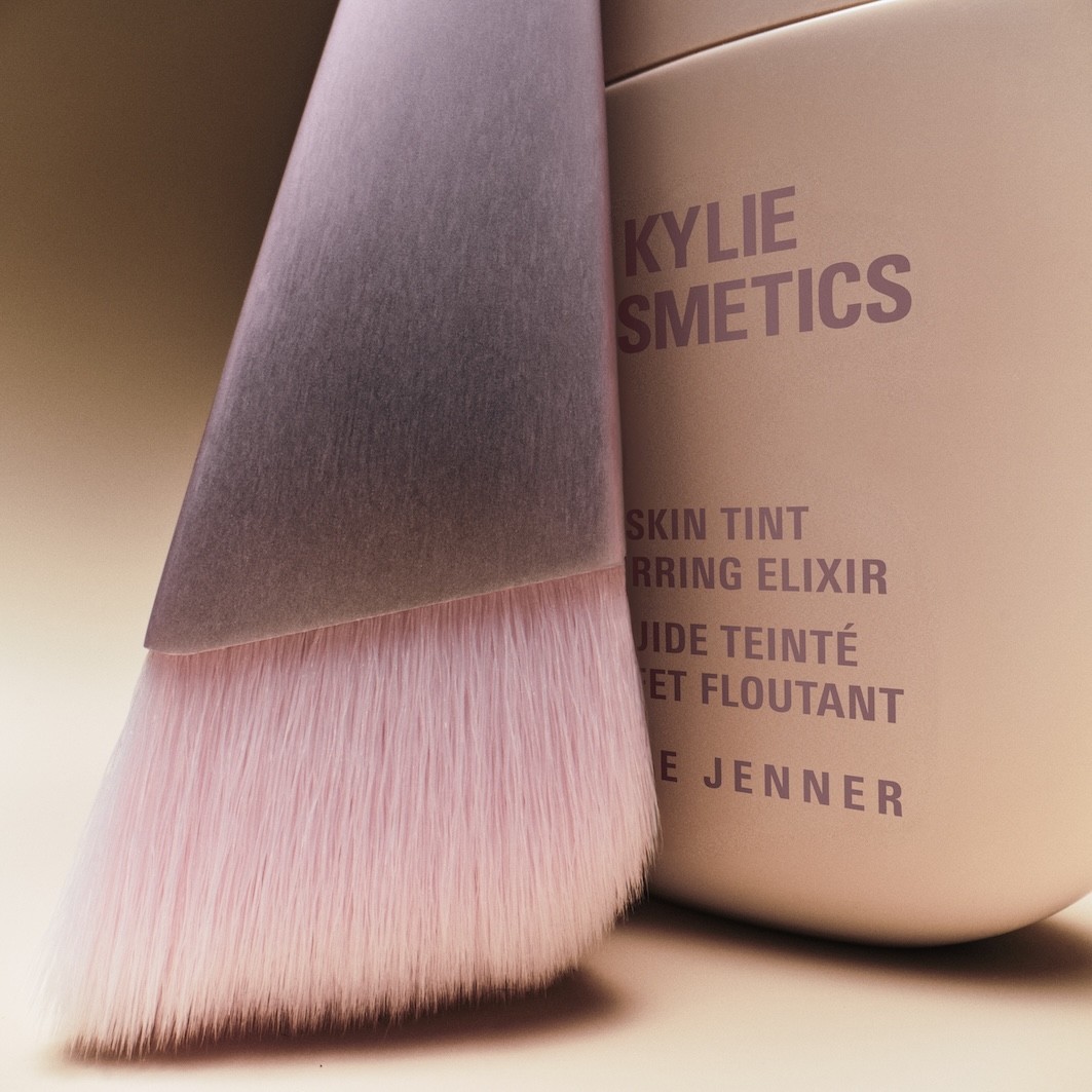 KYLIE COSMETICS четкица за нијансирање коже бр. 3