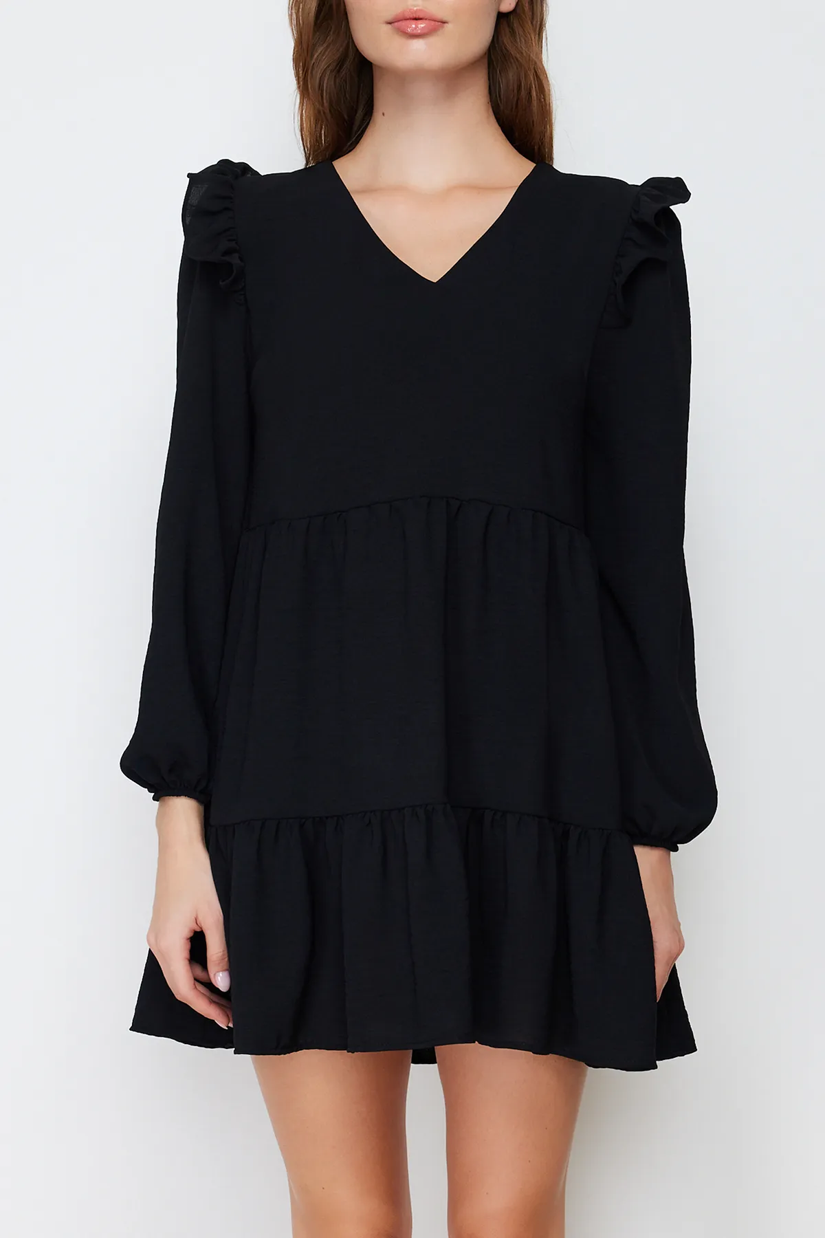 Trendyol Collection  Schwarzes, gerade geschnittenes Mini-Webkleid mit gerafften Rüschen und Details TWOAW22EL0762