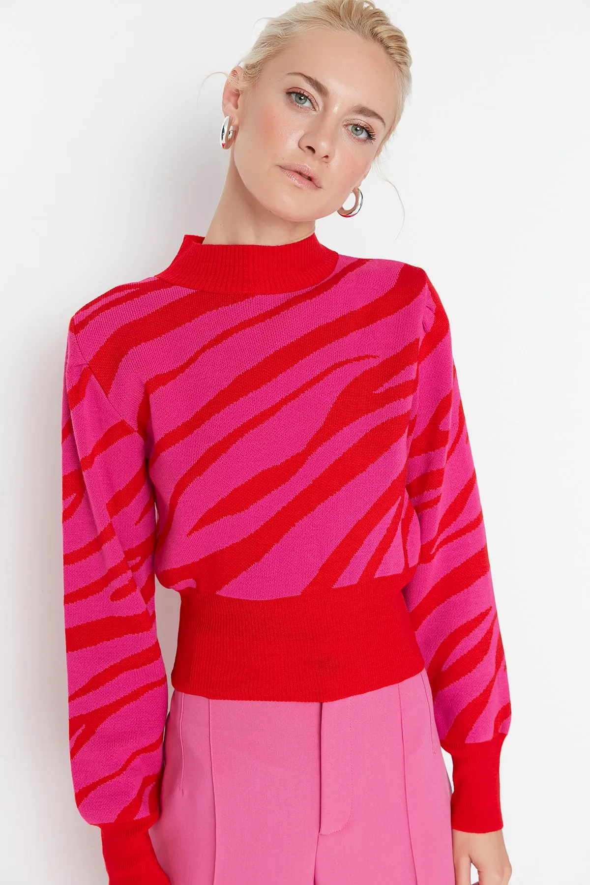 Trendyol Collection  Strickpullover mit Stehkragen und Granatapfelblüte TWOAW21KZ0010