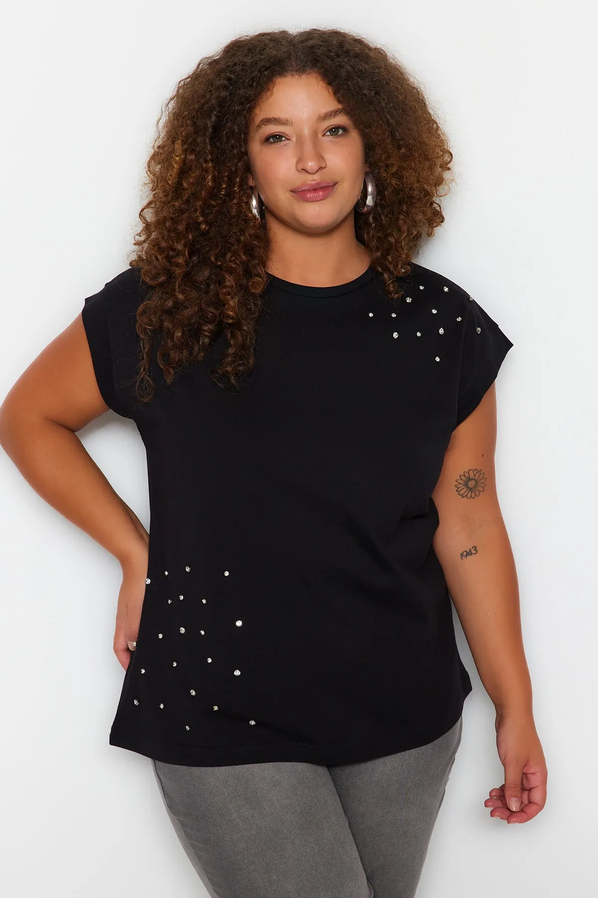 Trendyol Curve  Schwarzes, mit Juwelen besetztes Strick-T-Shirt mit Rundhalsausschnitt TBBSS23BF00041 TBBSS23BF00041