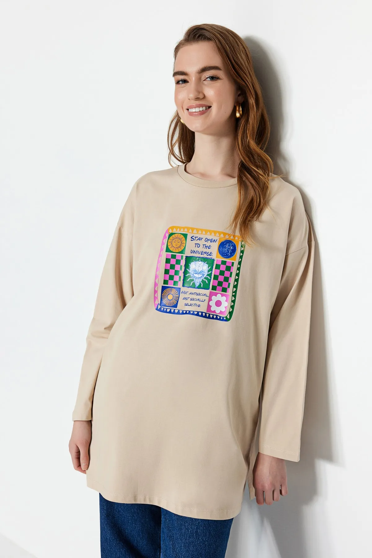 Trendyol Modest  Beiges langärmliges Strick-T-Shirt mit Aufdruck TCTSS23RT00004