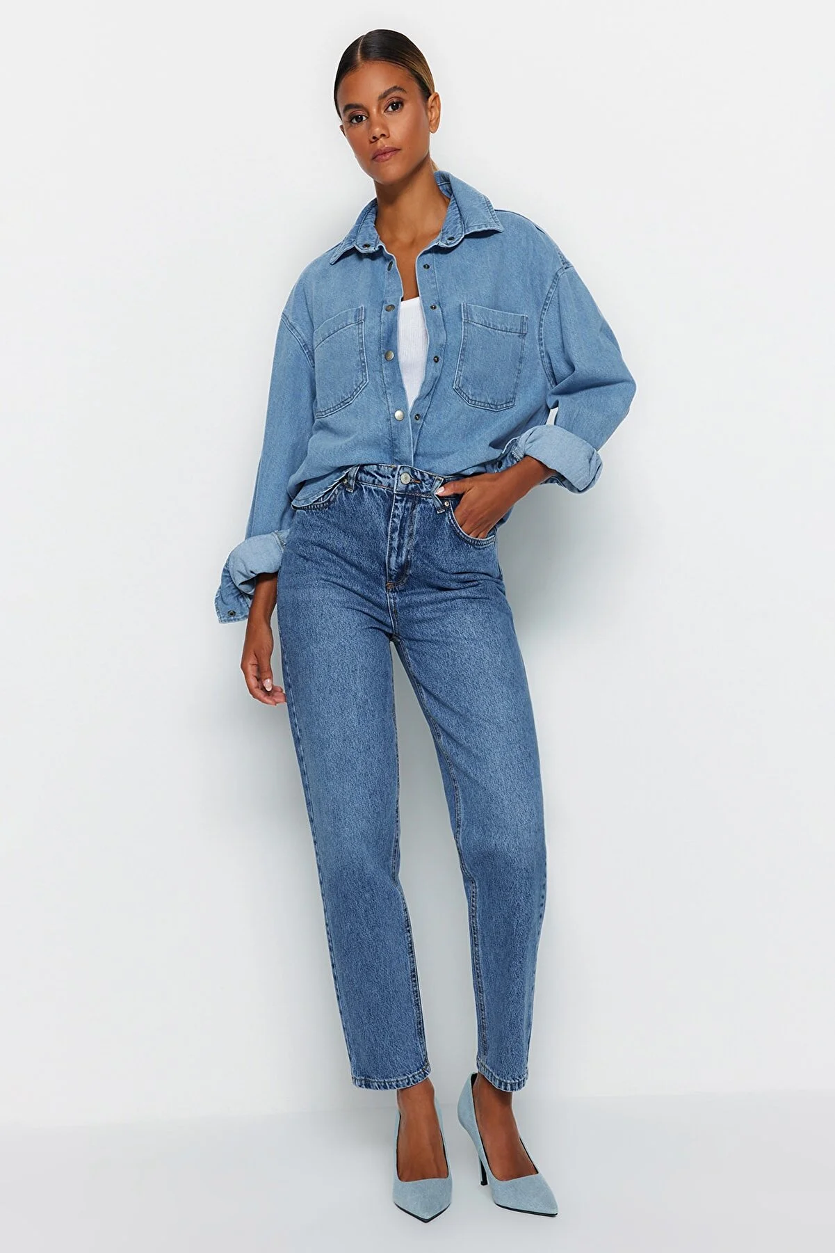 Trendyol Collection  Blaue Mom-Jeans mit hoher Taille TWOAW24JE00076