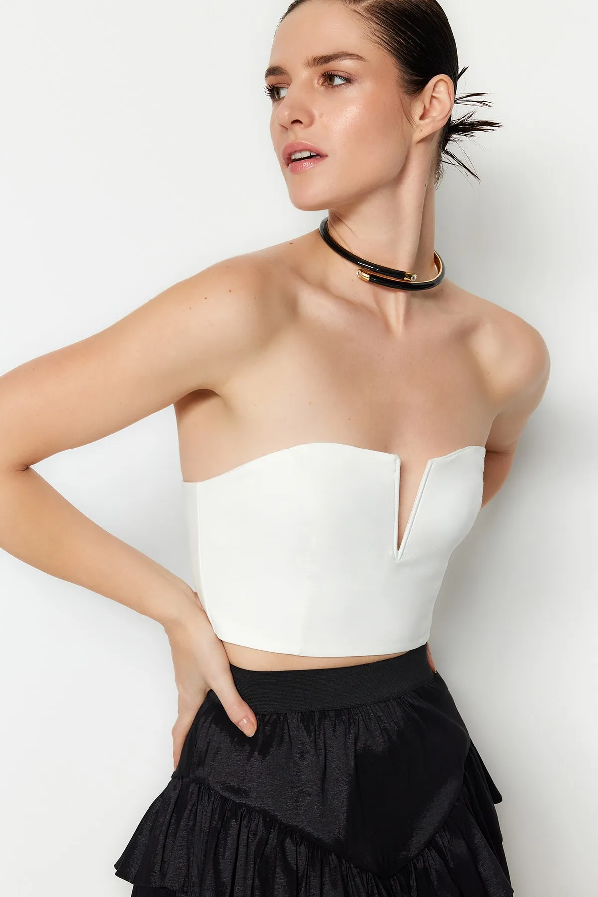 Trendyol Collection  Ecrufarbenes, bauchfreies, gefüttertes Bustier aus Webstoff TPRSS22BS0065