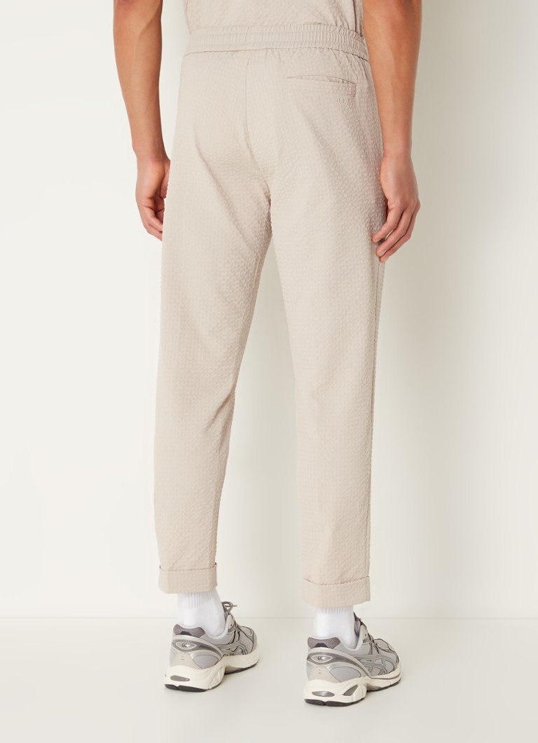 Pantaloni OLAF seersucker, talie medie, croială mulată.