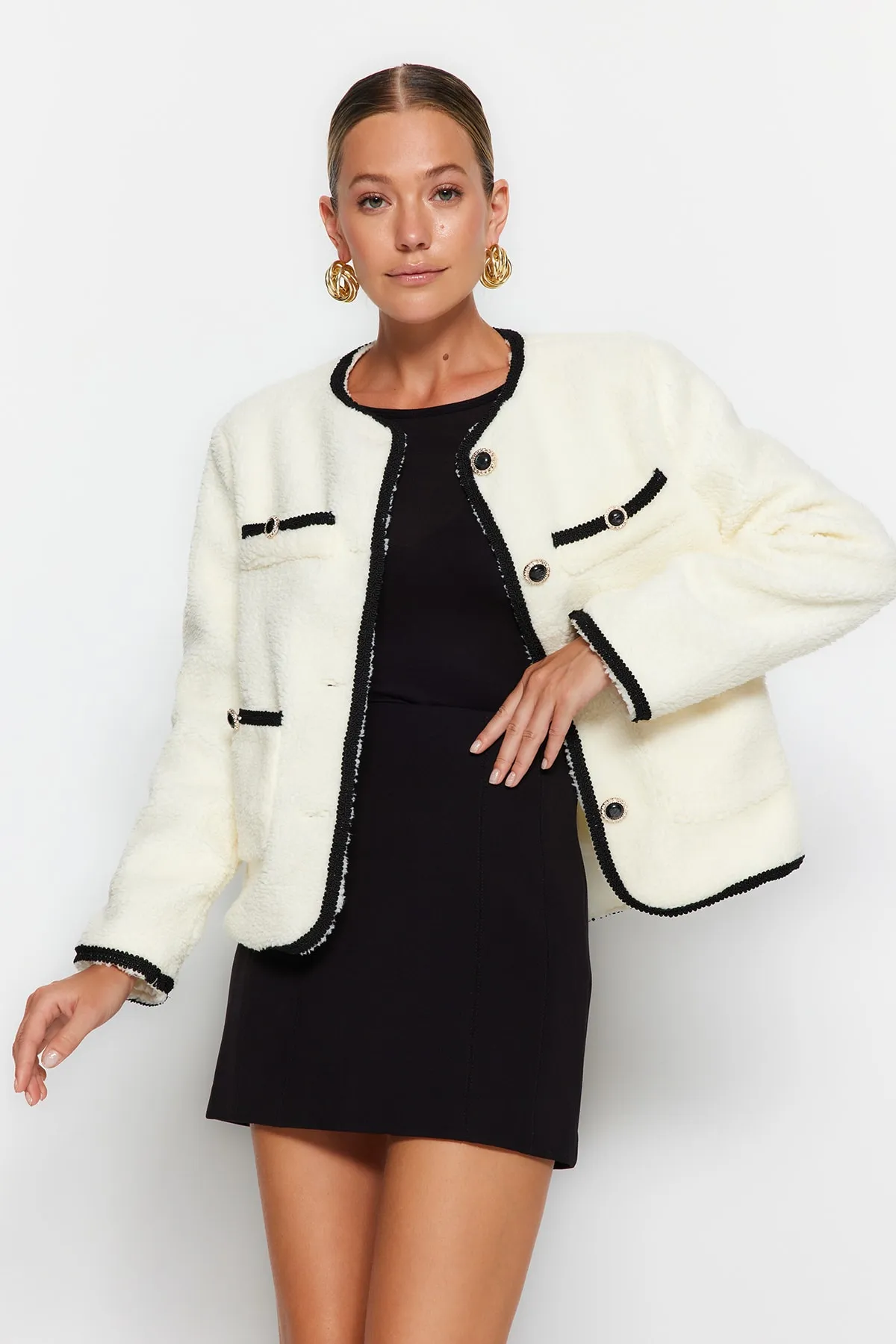 Trendyol Collection  Ecrufarbener Plüsch-Jackenmantel mit Taschendetail TWOAW24MO00010