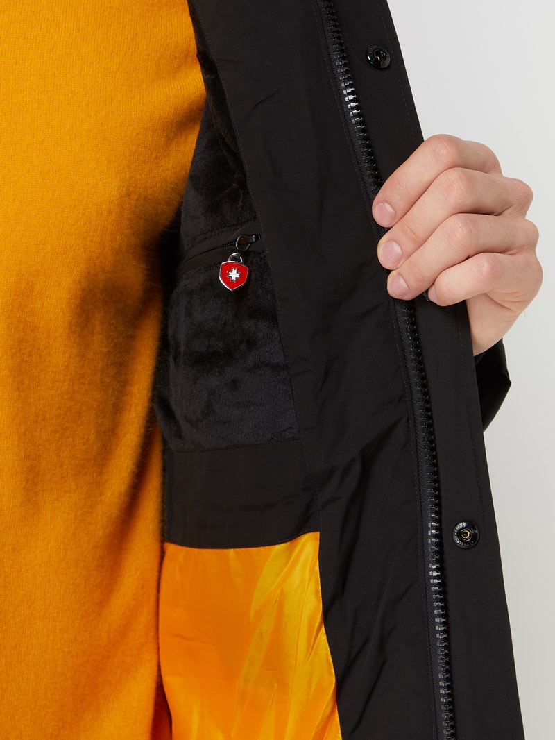 Steppjacke mit Label-Patch in schwarz