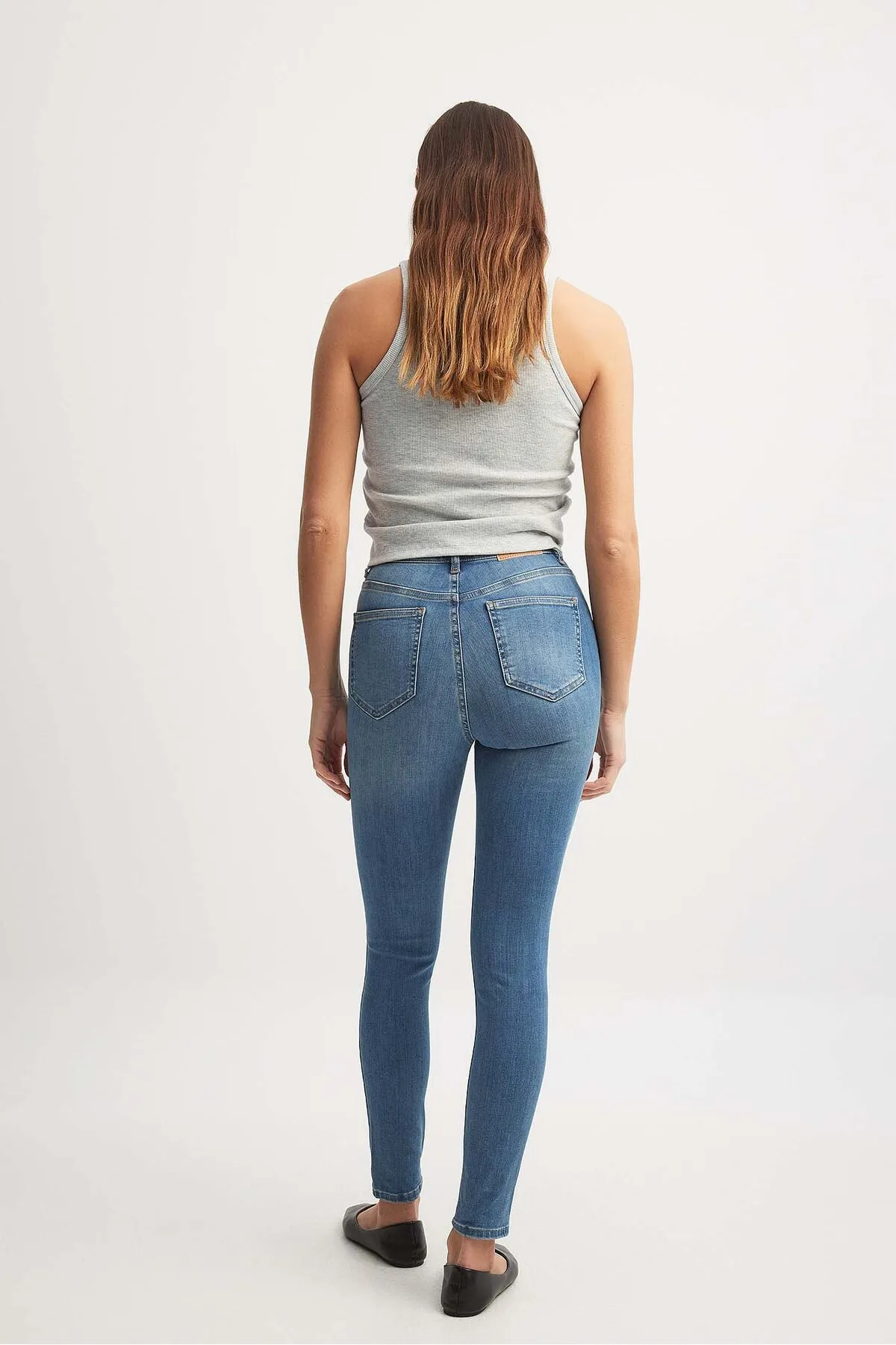 NA-KD  Skinny Jeans mit Destroyed-Effekt und hoher Taille aus Bio-Baumwolle