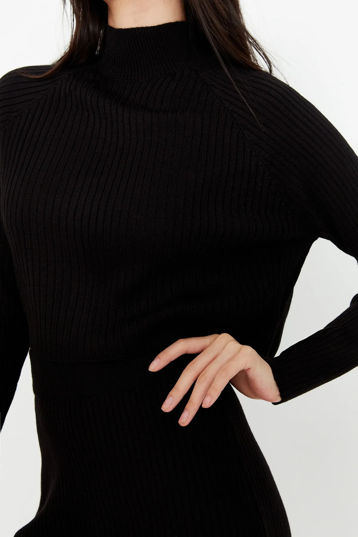 Trendyol Collection  Schwarzes, kurzes Basic-Set aus Strickoberteil und -unterteil mit Rock TWOAW23AU00170