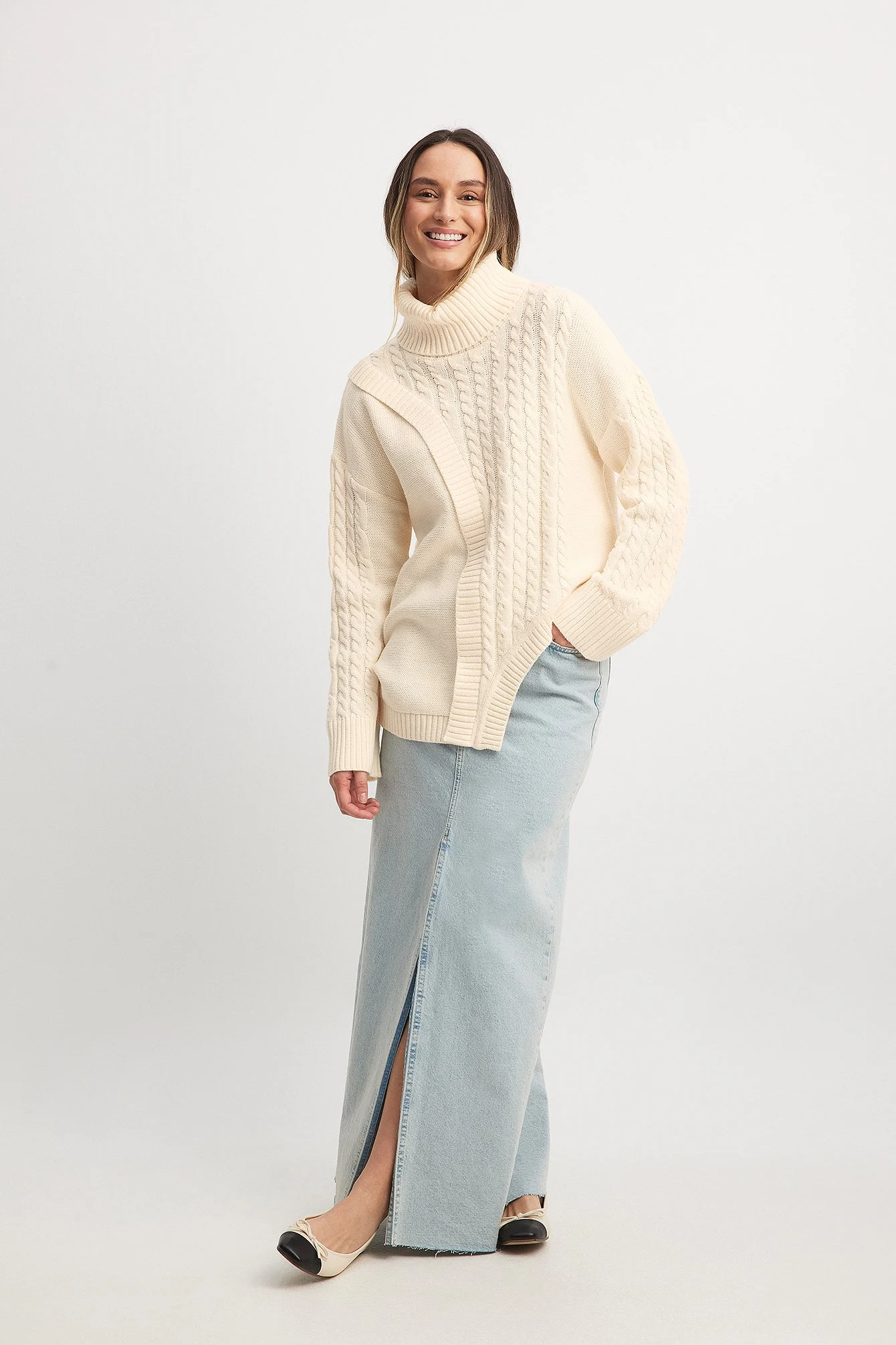 Asymmetrischer Strickpullover mit Zopfmuster
