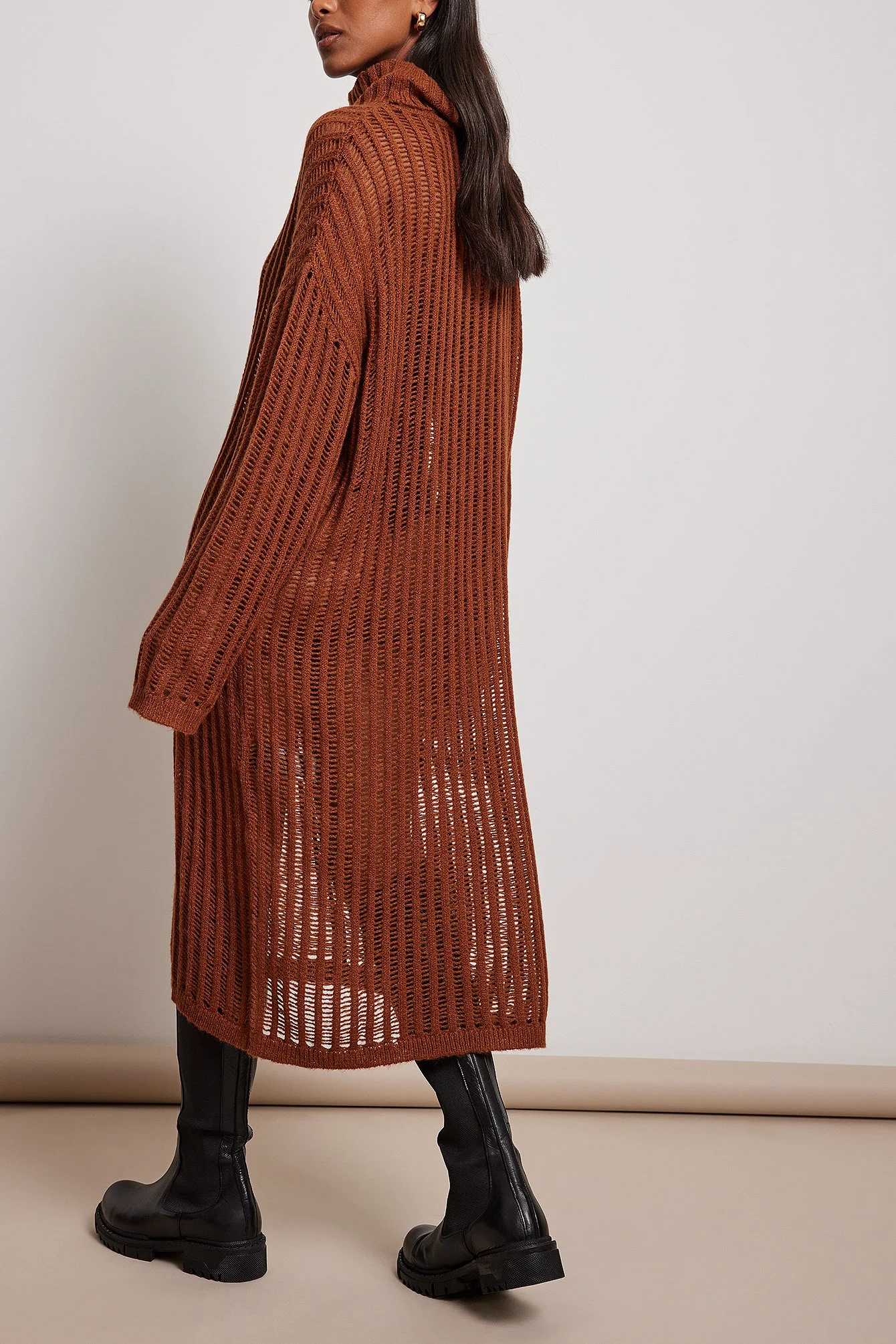 Midikleid mit hohem Ausschnitt