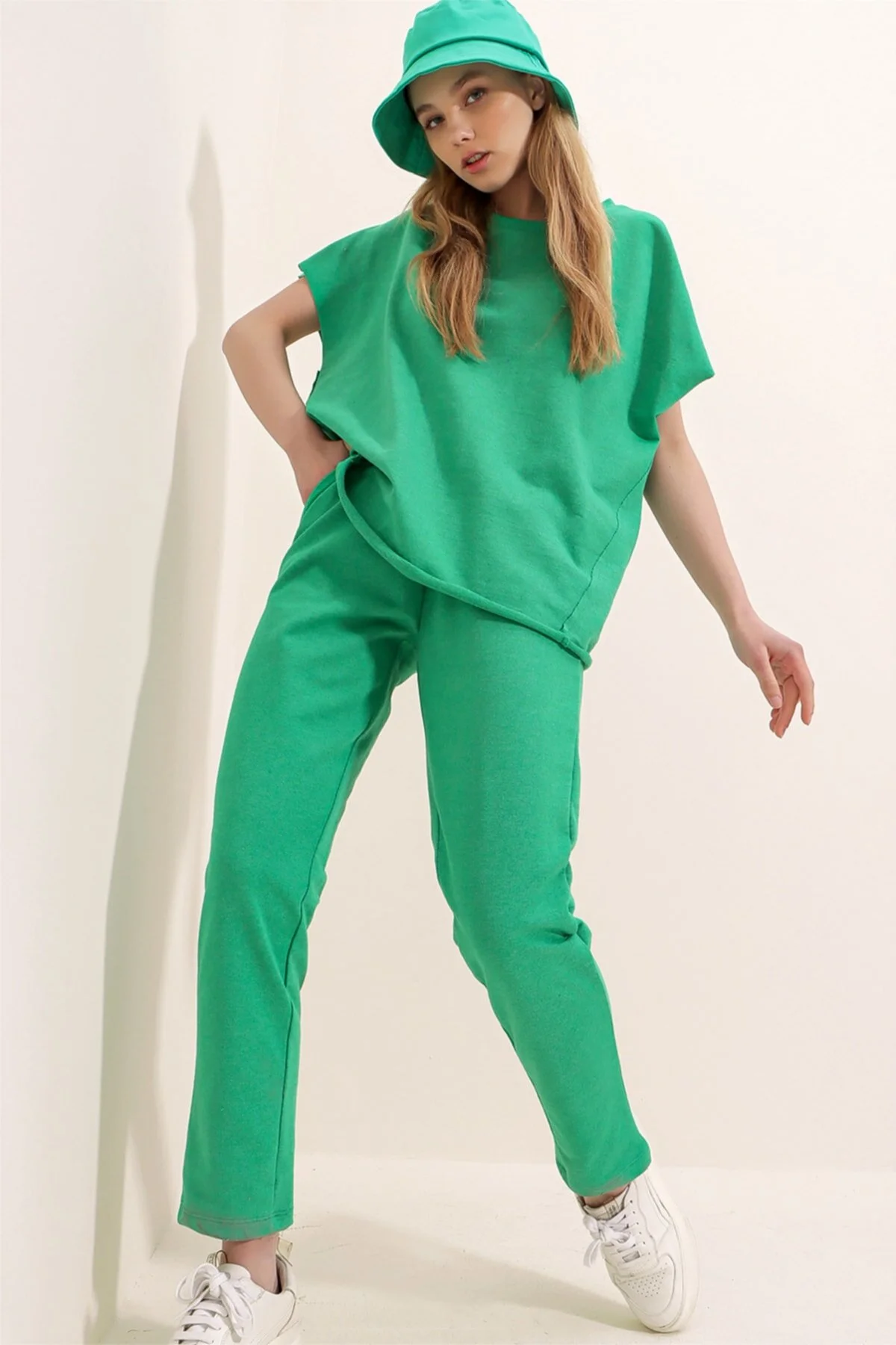 Trend Alaçatı Stili  Grünes Trainingsanzug-Set mit Rundhalsausschnitt und bequemer Passform für Damen ALC-X5885