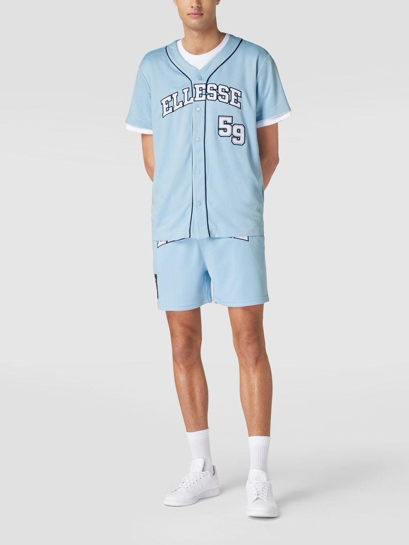 T-Shirt mit Label-Applikation in hellblau