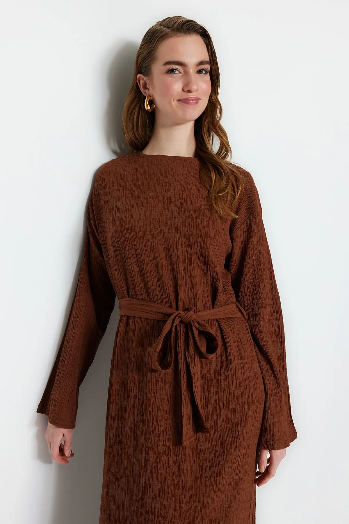 Trendyol Modest  Braunes gewebtes Kleid mit Gürtel TCTSS23EB00043