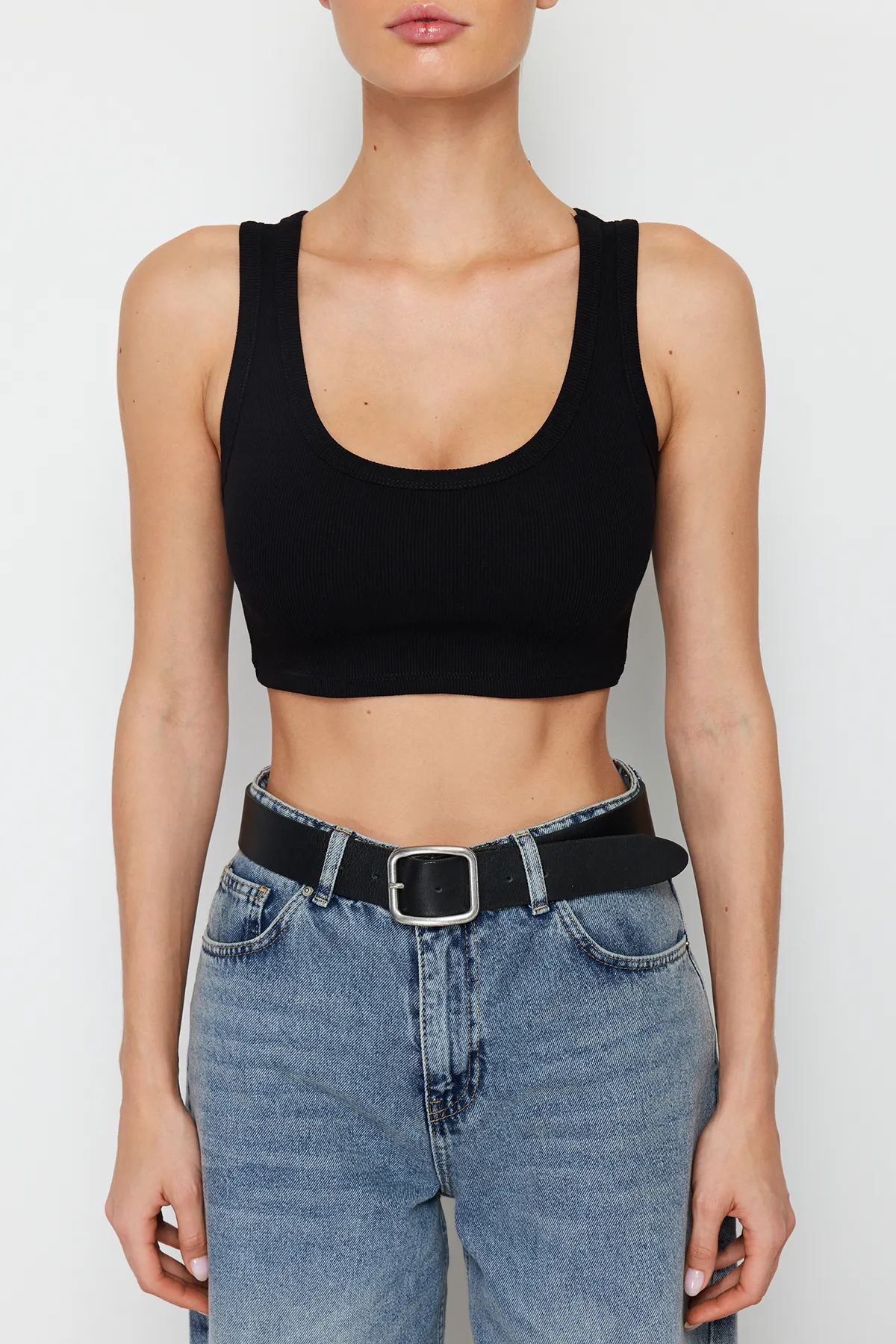 Trendyol Collection  Schwarzes, kurzes, geripptes, flexibles Strick-Tanktop mit Trägern TWOSS24AL00023