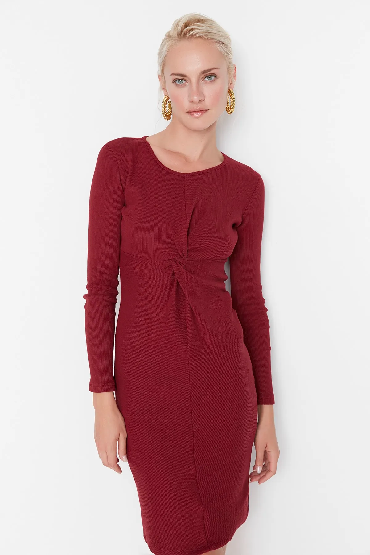 Trendyol Collection  Burgunderfarbenes, schnurgebundenes Mini-Strickkleid mit Knotendetail TWOAW23EL00092
