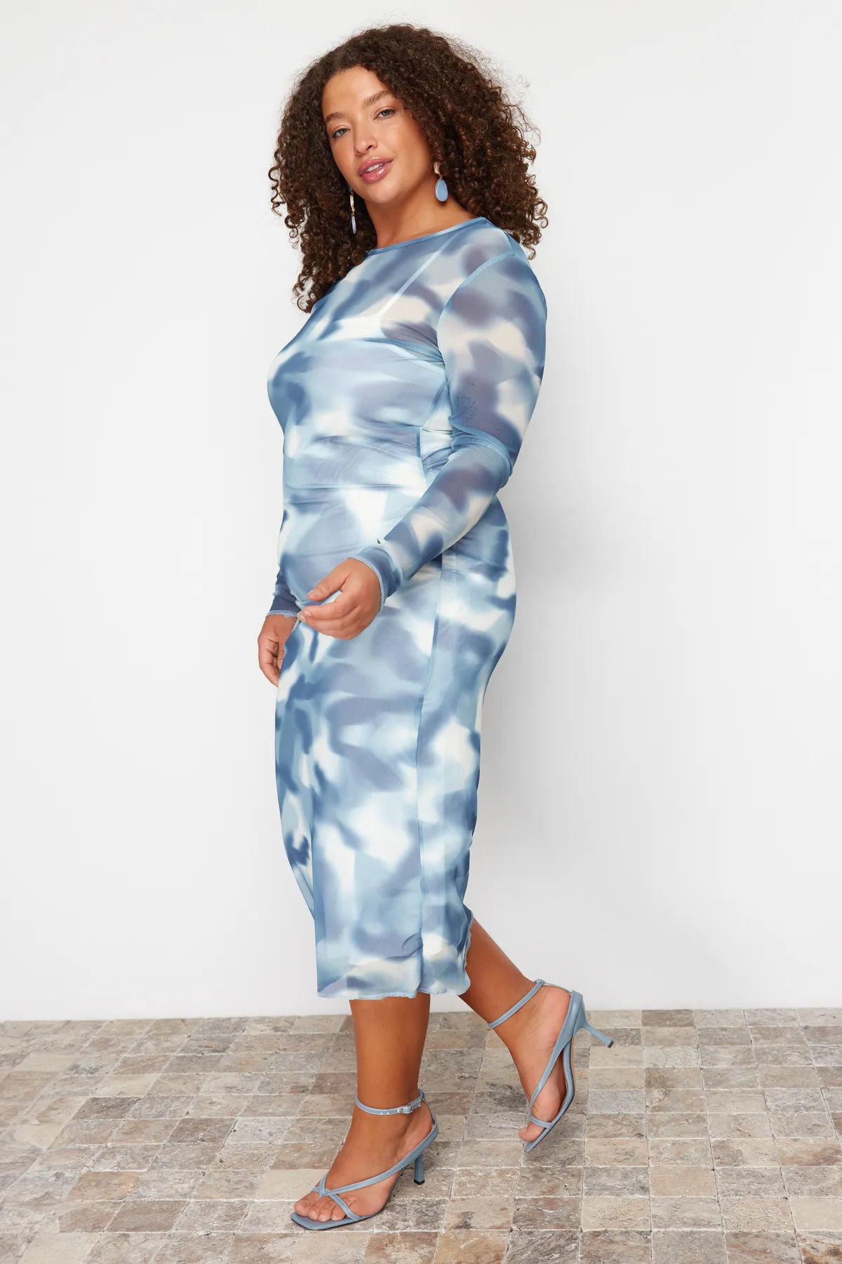 Trendyol Curve  Blaues Tüll-Strickkleid in Übergröße TBBSS24AH00058