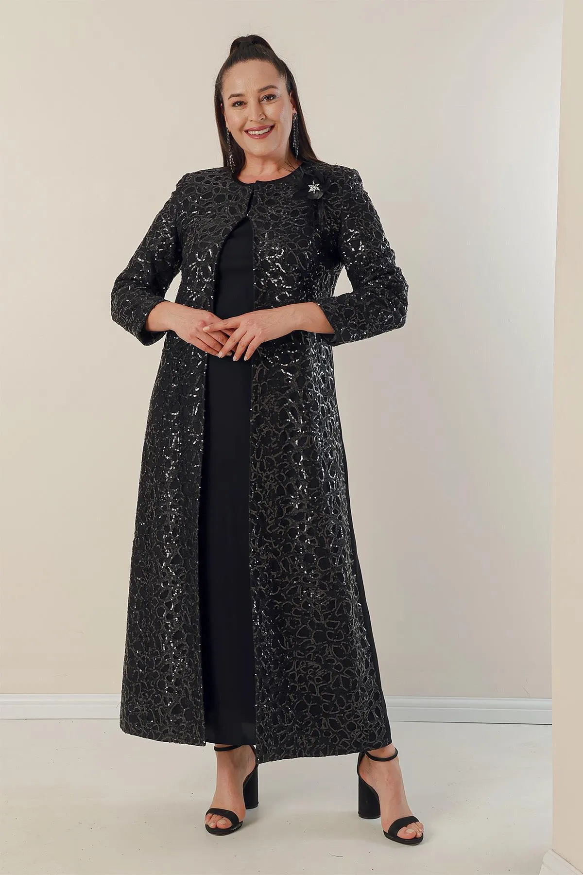 By Saygı  Langes Kreppkleid mit Halbmondärmeln und paillettenbesetztem Kaftan-Futter an den Ärmeln und vorne, 2-teiliges Set in Übergröße