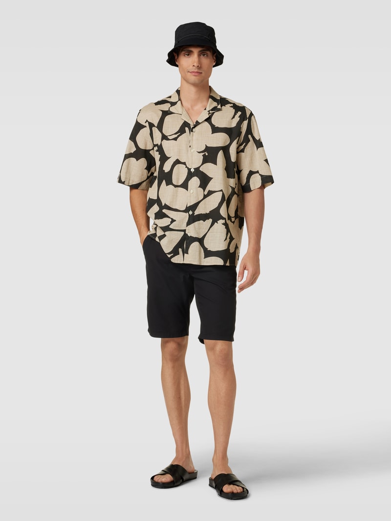 Bermudas mit französischen Eingrifftaschen in schwarz