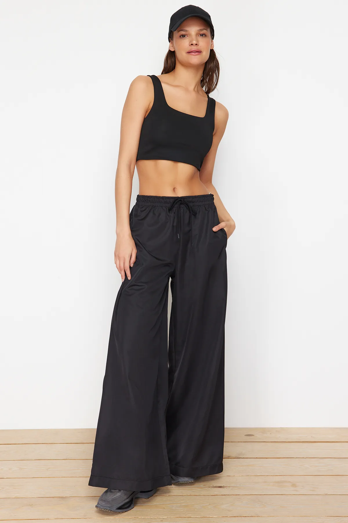 Trendyol Collection  Schwarze gestrickte Sport-Jogginghose aus Fallschirmstoff THMSS24EA00004