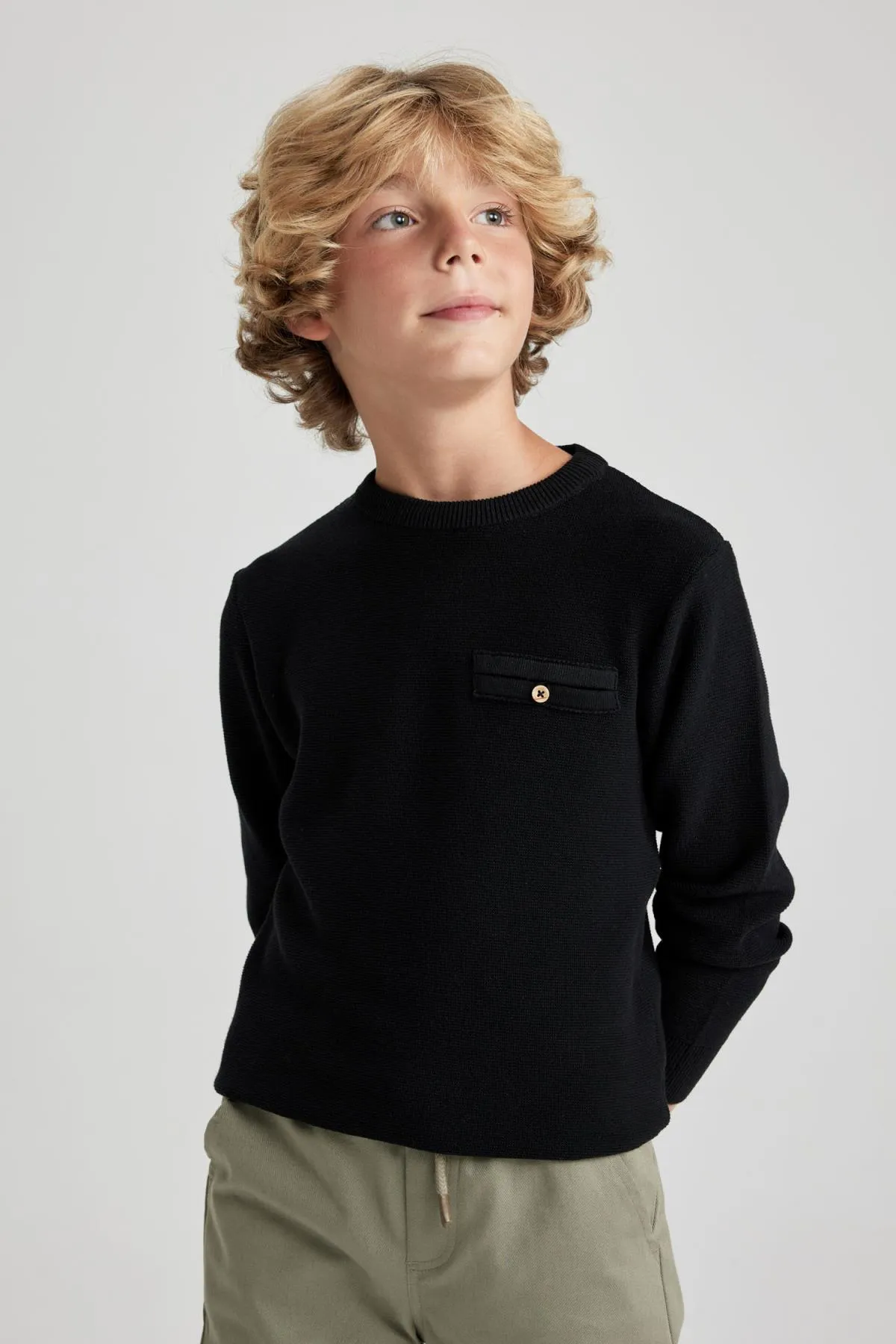 DeFacto  Strickpullover für Jungen mit normaler Passform und Rundhalsausschnitt