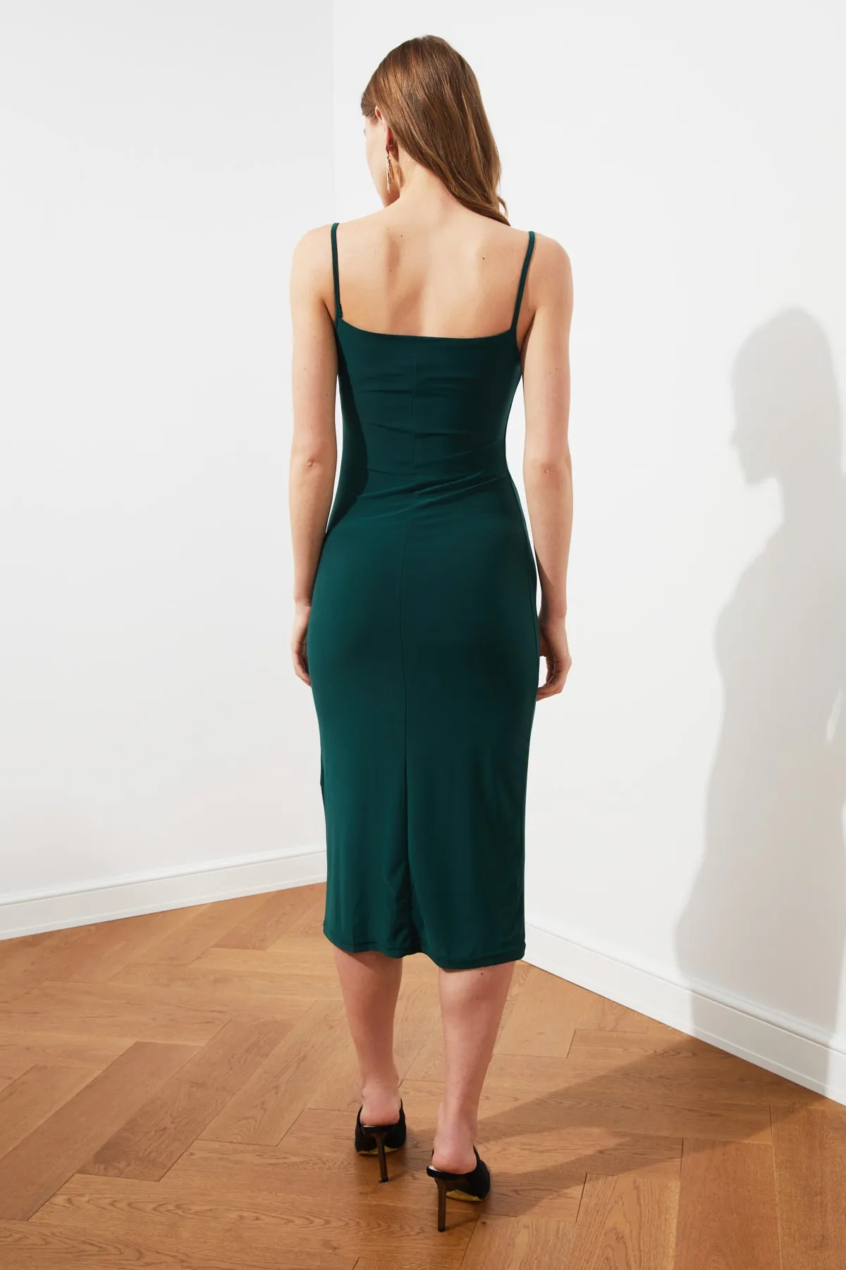 Trendyol Collection  Smaragdgrünes, figurbetontes Midi-Bleistiftkleid aus flexiblem Strick mit Degaje-Kragen TWOSS19AD0020