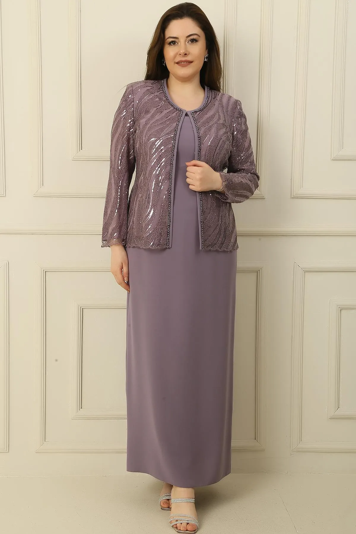 By Saygı  Langes Kleid mit Halbmondärmeln, mit Perlen und Pailletten bestickt, Jacke aus Tüll, gefüttert, 2-teiliges Set in Übergröße