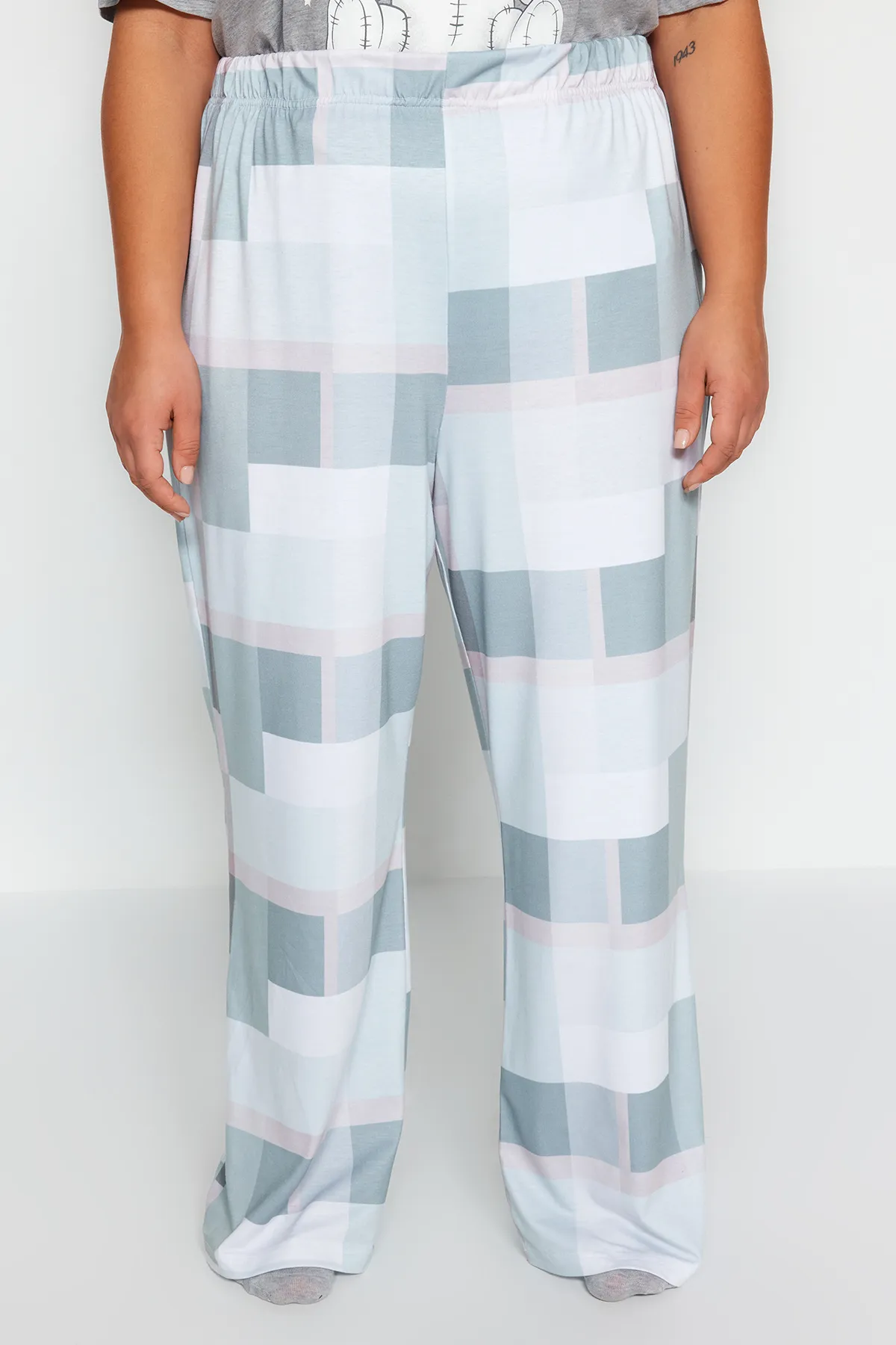 Trendyol Curve  Grau bedrucktes kariertes Strickpyjama-Set TBBAW24AI00020