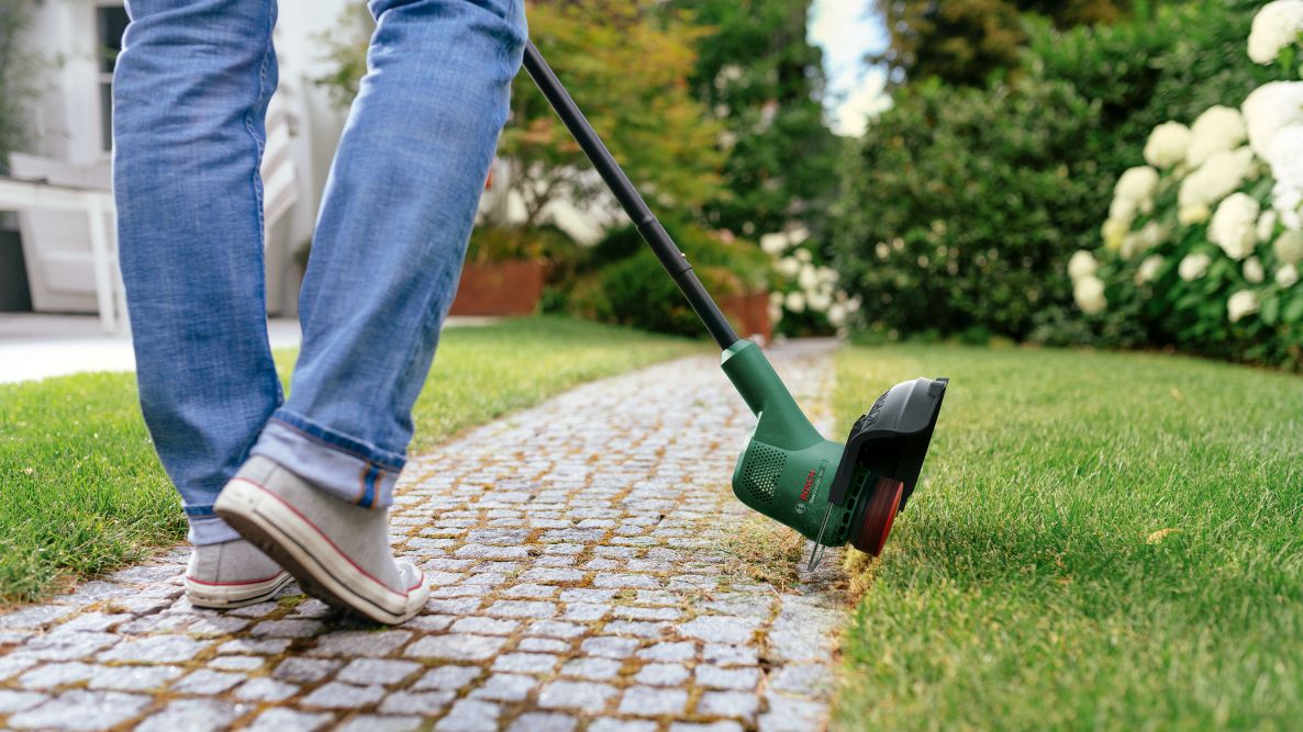 Bosch Groen 06008B9D02 EasyMower 18V-32-200 + EasyGrassCut 18V-26 BT Combiset 1 x 4.0 Ah na drabinie AL1830