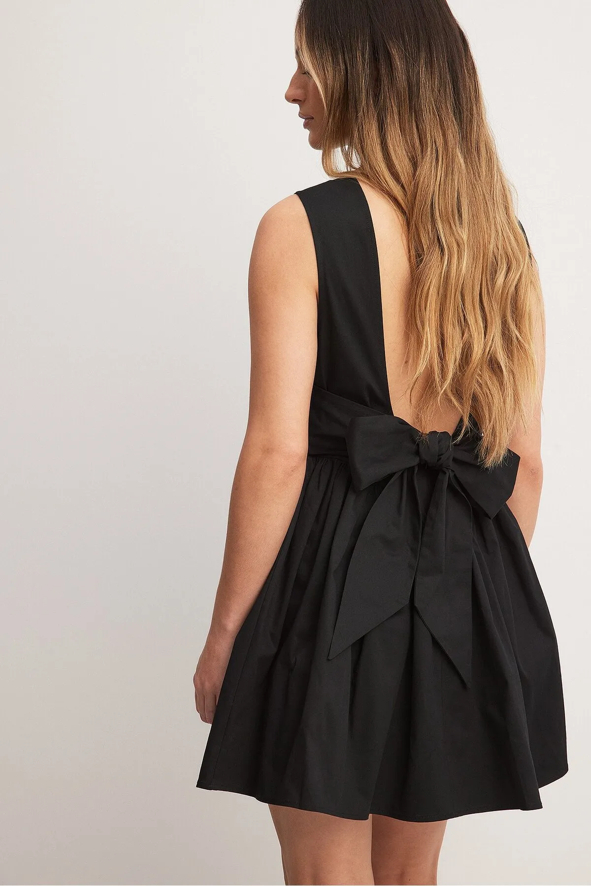 NA-KD  Minikleid mit tiefem Rückenausschnitt und Schleifendetail