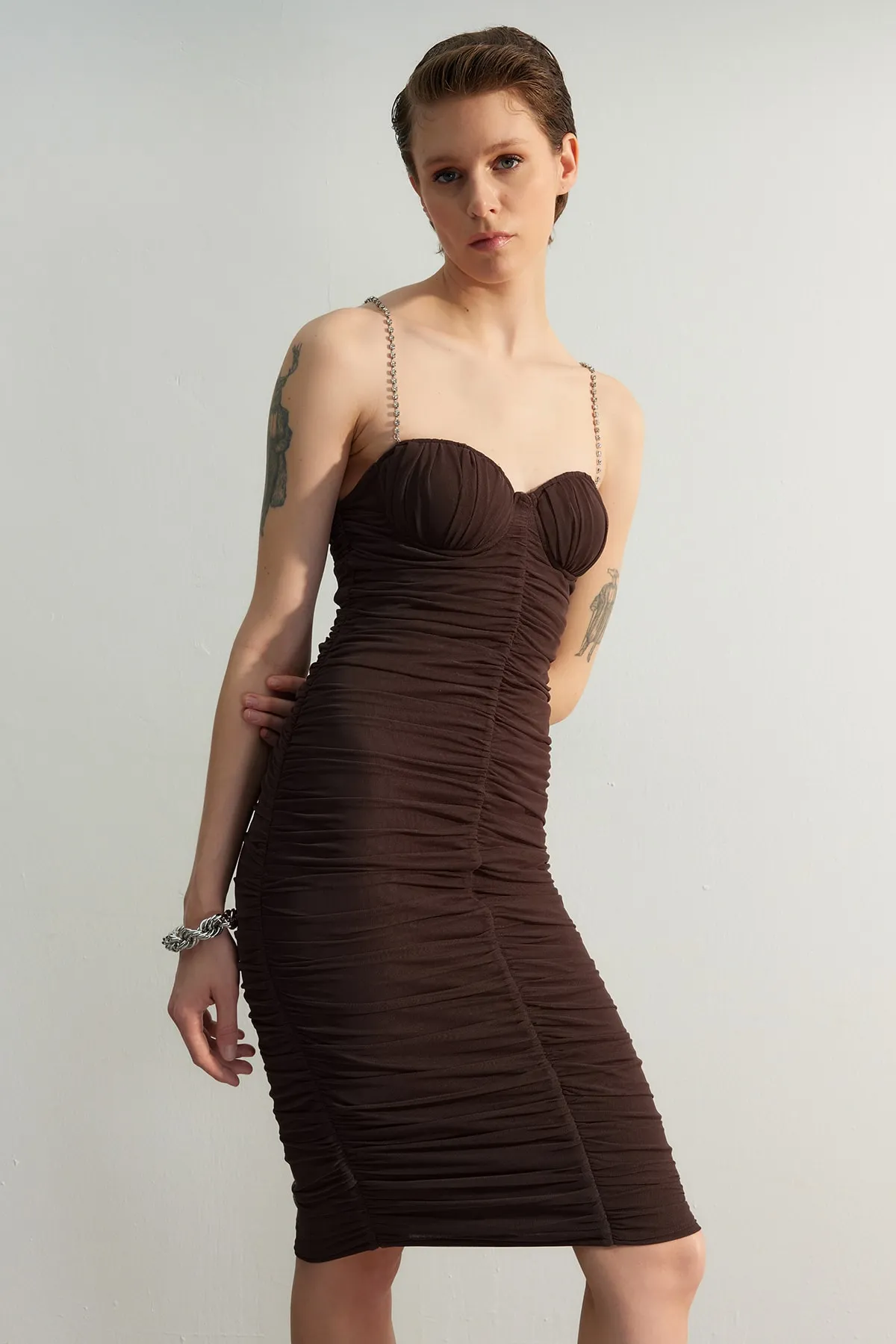 Trendyol Collection  Elegantes Abendkleid aus braunem Tüll mit Ausschnitten auf der Brust TPRSS23EL00412