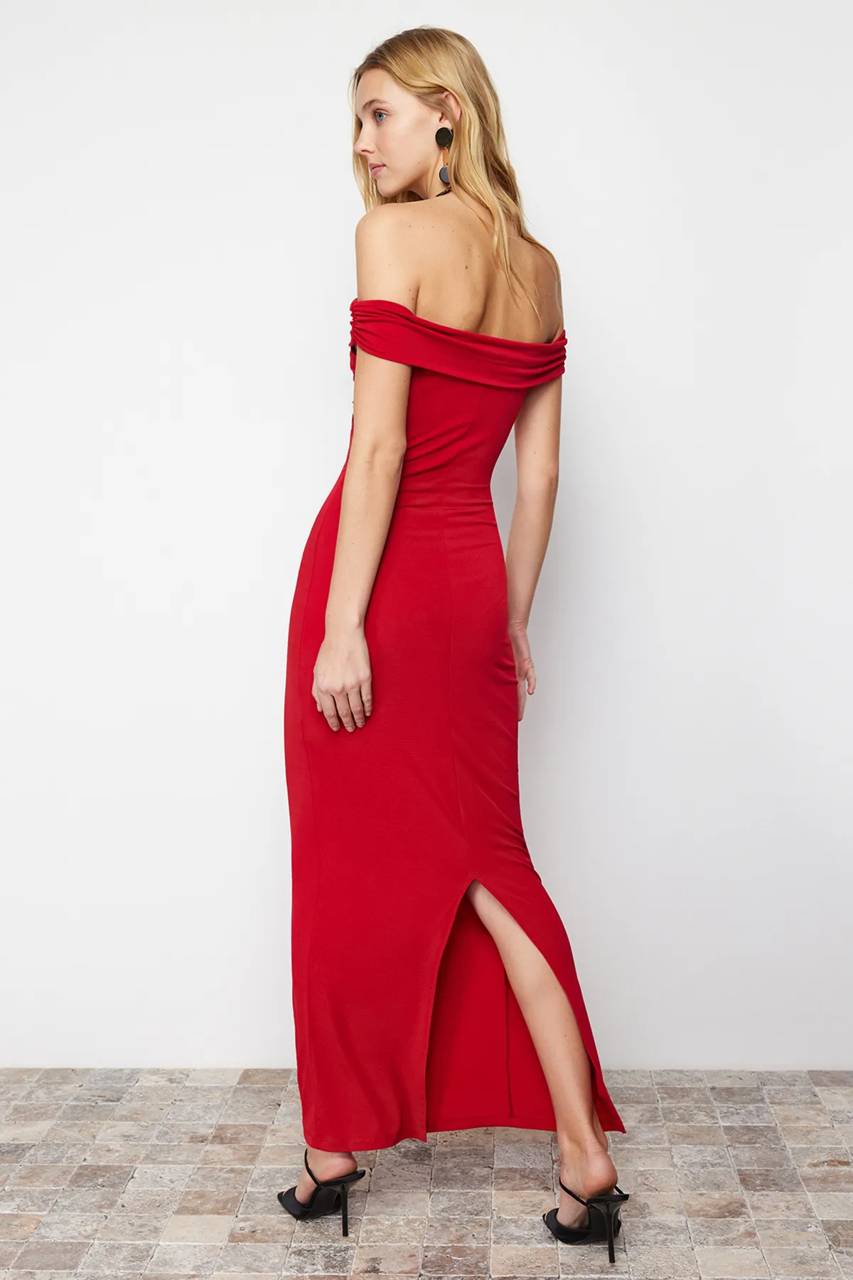 Trendyol Collection  Rotes Maxi-Bleistiftkleid aus flexiblem Strick mit Carmen-Kragen und figurbetontem Carmen-Ausschnitt TWOSS24EL00254
