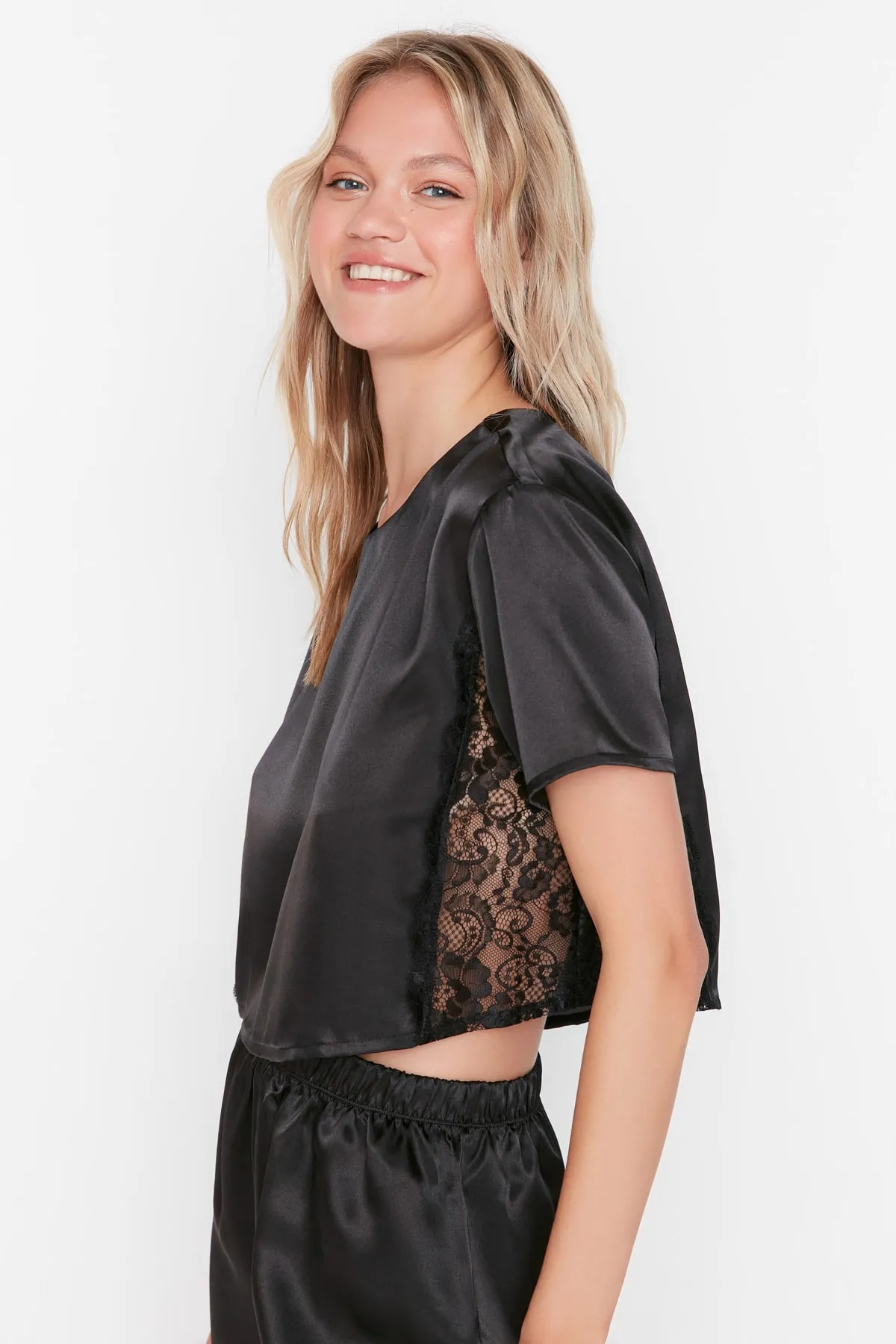 Trendyol Collection  Schwarzes Pyjama-Set aus Satingewebe mit Spitzendetails THMAW23PT00084