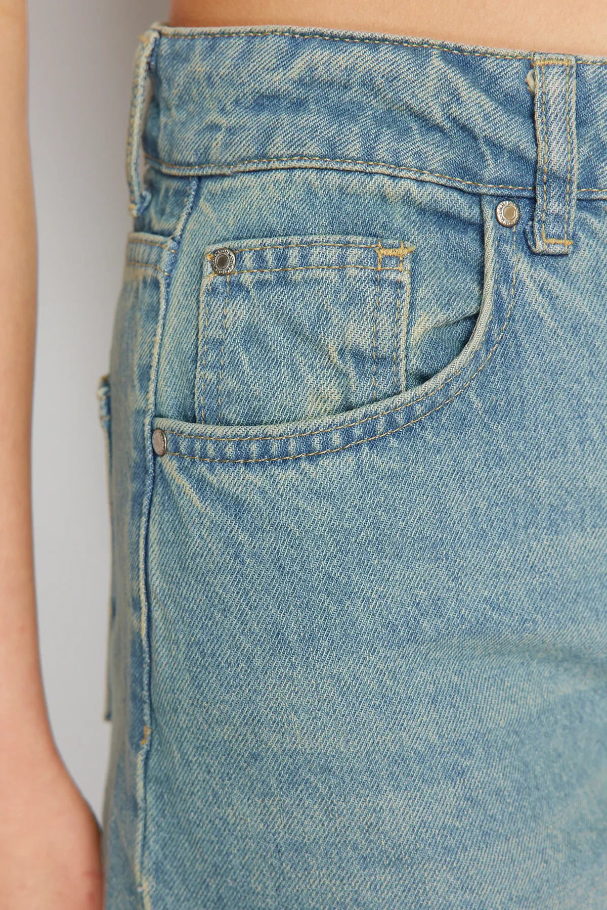 Trendyol Collection  Jeans mit hoher Taille und weitem Bein in blassblauem Vintage-Effekt TWOSS23JE00166