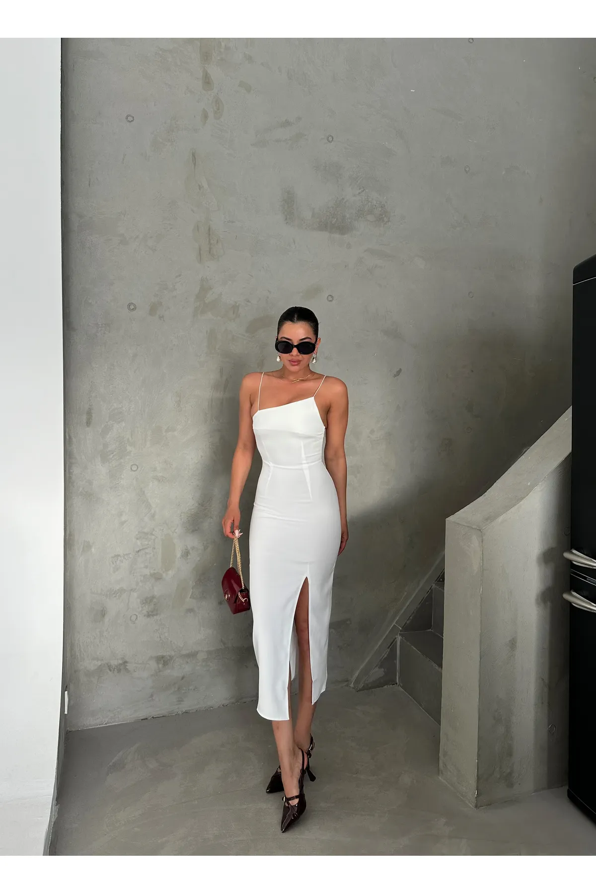 Laluvia  Weißes, asymmetrisch geschnittenes Schlitzkleid mit dünnen Trägern vorne