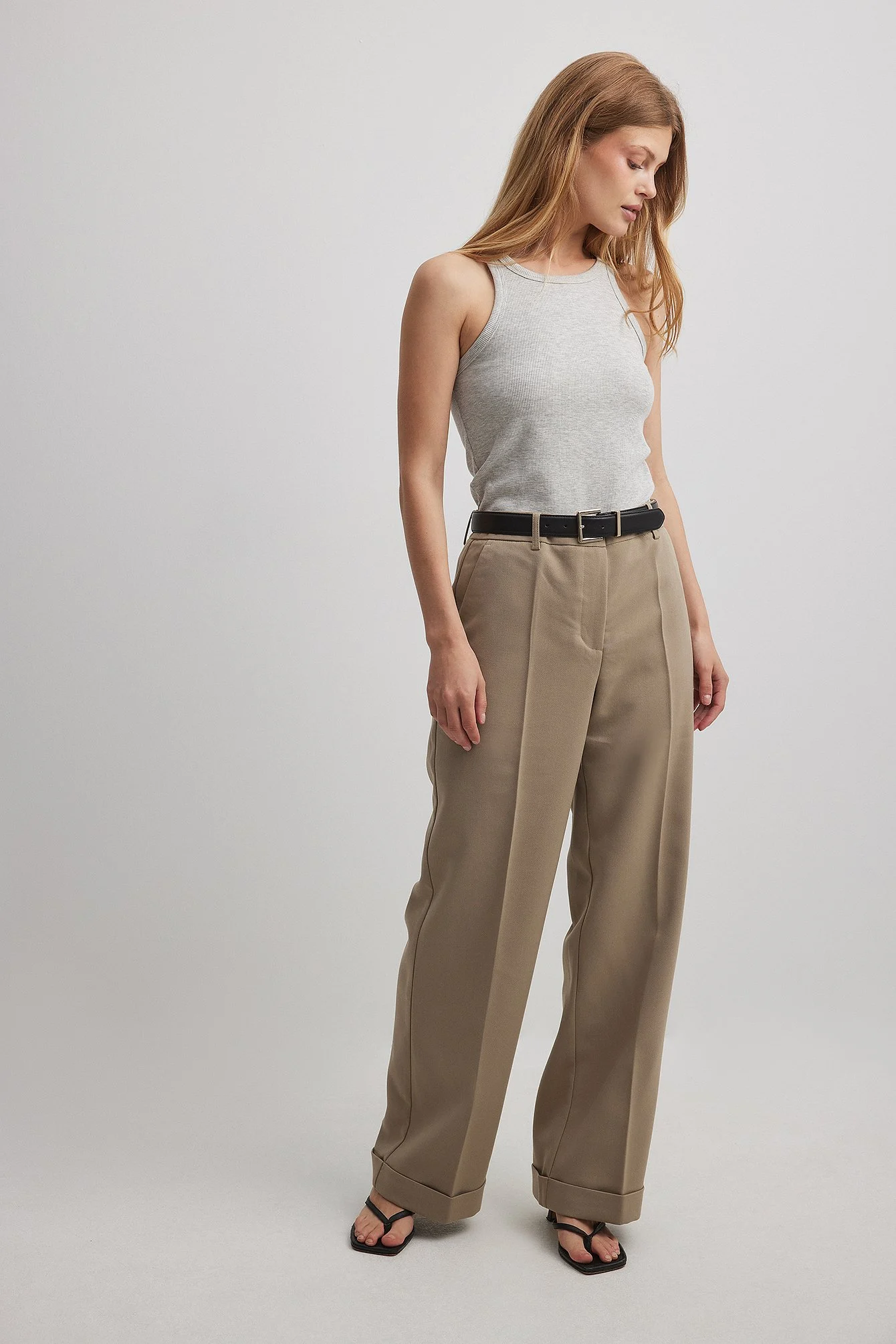 Hochgekrempelte Hose mit mittlerer Taille
